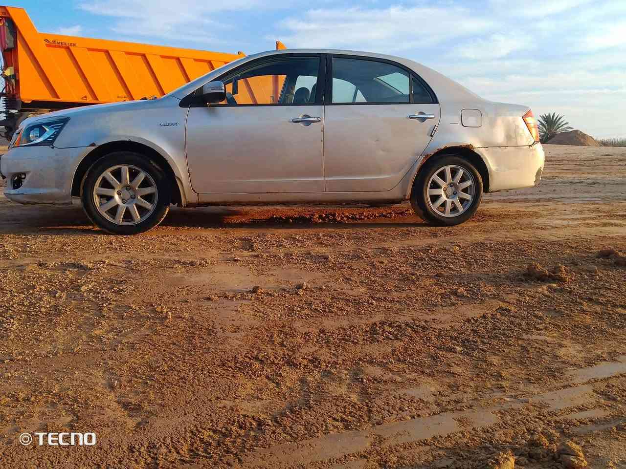 سلام عليكم. جيلي موبل ٢٠١٣ كفاله عامه فقط المحرك بيه خيط بخار  وخياسات بالهلال الخلفي فقط كير حداديه جوز تاير جديد السياره خير من الله للتواصل ***********
***********
