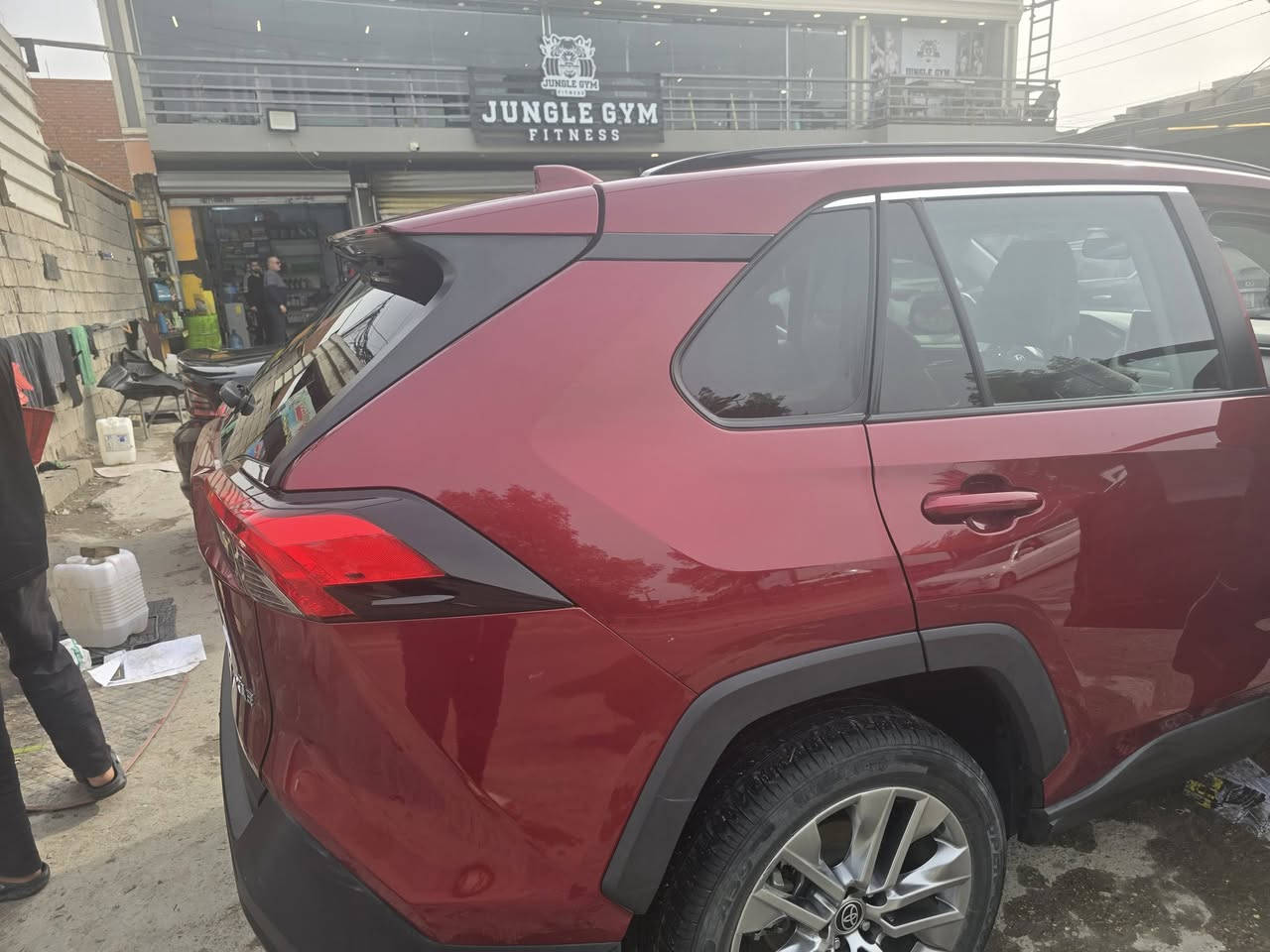 راف فور ٢٠٢٣ xle بريم فول مواصفات ماشيه٦٢ الف ميل بيها تبديل باب خلفي السايق اصلي تفصيخ والبنيد صبغ ايرباك الدركه والبرده  والجاملغ الأيمن صبغ شبر داخل جلد ابيض بصمه فتحه جنطه كهرباء شاشه كبيره بدون ارقام بسمي عارضها 180 وبيها مجال بدون ارقام  مكان السياره بغداد البلديات الاتصال ***********
