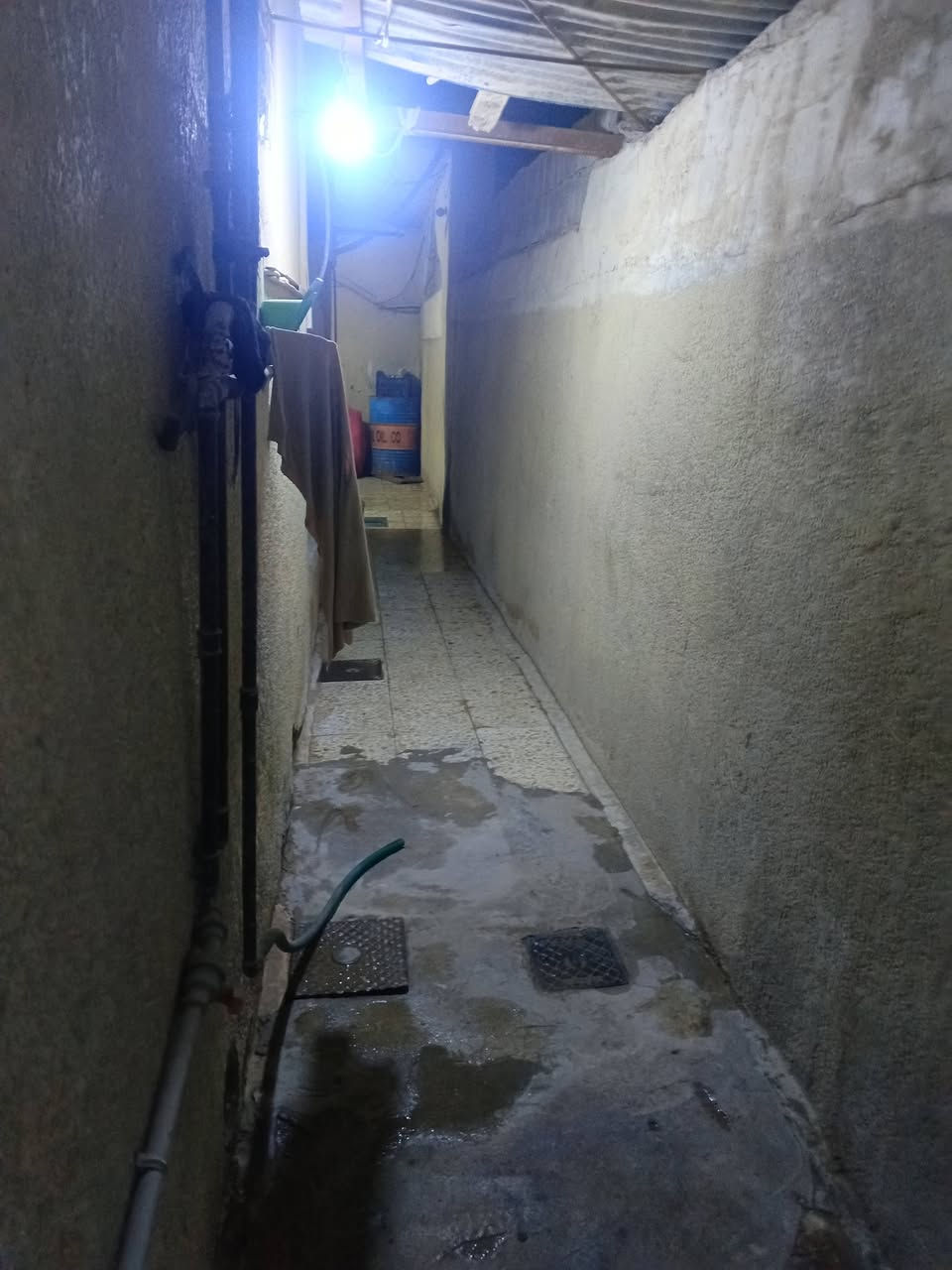 بيت للبيع 200 متر قاط ونص لبيت مفول لا رطوبه ولا كلشي لبيت صب مسلح جوه غرفه وصاله ومطبخ وديوانيه ولقاط لثاني غرفتين ومرمر وبي محل لبيت ركن بل الفين شارع سعد المضمد السعر 105 اتصال ***********
