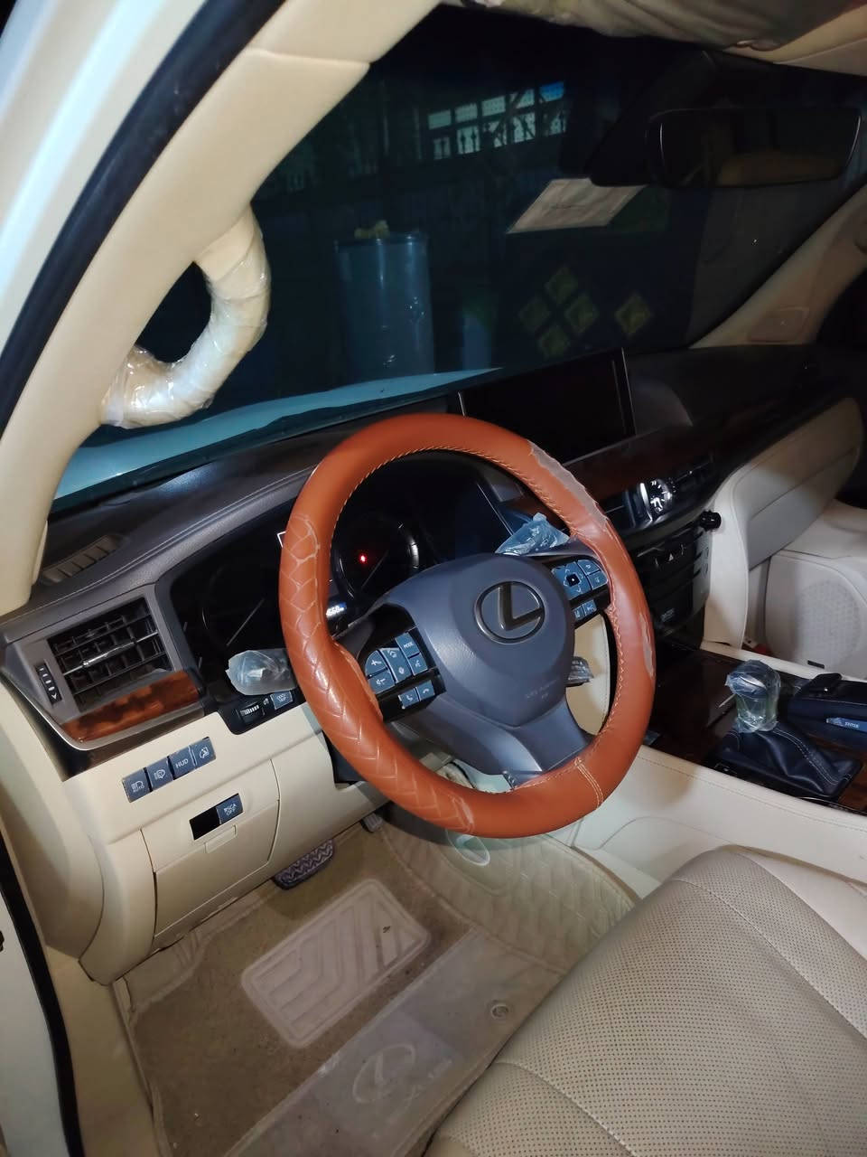 السلام عليكم لكزز للبيع موديل ٢٠١٦
السياره ماشيه ١٠٥ ألون أبيض صدفي الداخل عسلي بيجي 
السياره بسمي السنويه ٢٠٣١ مواصفات الكزز ما يحتاج إذ كرهه 
بيهه صبغ شبر موضح بالسونان السعر ٥٨٥ وبيهه مجال حك الجيه  للبيع فقط بدون مراوس الاستفسار ***********
