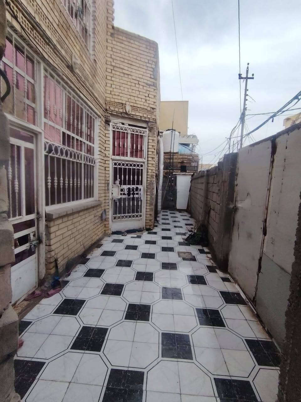 بيت للبيع مساحه 115واقع حال اكبر بناء طابوك طابو صرف البيت متكون من
استقبال
صاله
مطبخ
غرفه كبيره وحده
حمام داخلي داخل المطبخ + منور
طارمه
بيتونه+ سطحين واحد مقابيل الثاني
الموقع: حي بيوض مقابيل حسينية الزهراء قرب مولدة علاء
السعر 50 وبي مجال الرقم: ***********

