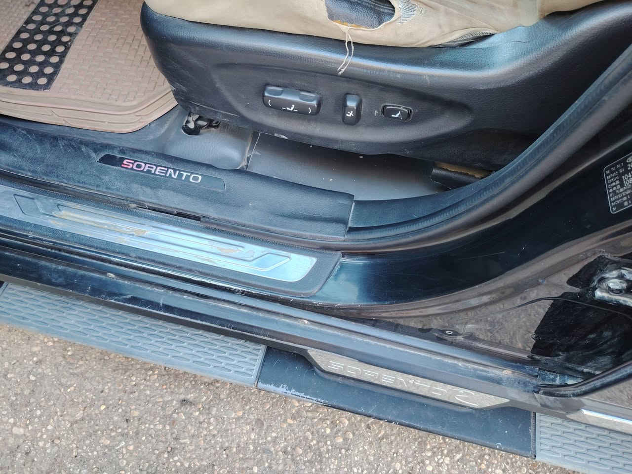 سورنتو موديل 2010 للبيع الون اسود وارد خليجي ماشيه ٢٧٢ الف سياره باسمي رقم أنبار تحويل مباشر 7 راكب محرك دوش ٢٤٠٠ مكان سياره رمادي زنكوره رقم الهاتف *********** ضرر سياره بالعراق بارد فقط نص بنيد ودعاميه مبدله
