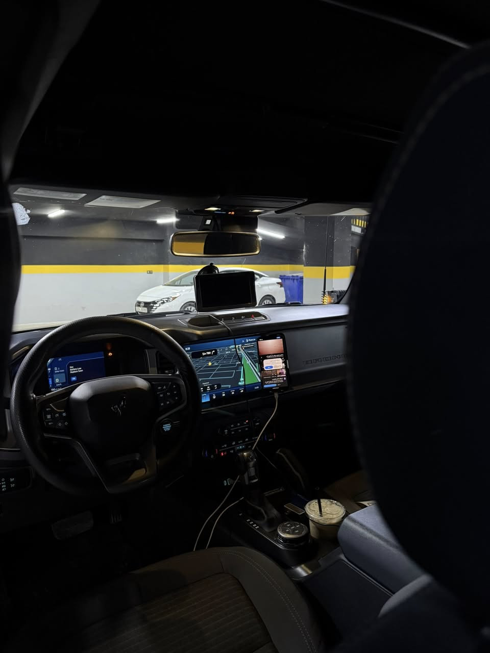 الوحش للبيع فورد برونكو موديل 2023 لون مميز
ماشية 12 الف
المحرك: 6 سلندر تيربو
اللون: بلو جاينيز 
السقف: متحرك (قابل للفتح)
الداخلية: مخمل حبري ورصاصي  
الشاشة: شاشة لمس كبيرة
نظام الدفع: دفع رباعي
سنوية وهزه جديد 
بصمة
شاشه  gps   فوق الدشبول   
تشغيل عن بعد
كاملة المواصفات
وضعيات القيادة:
‏ Eco (اقتصادي)
‏ Normal (عادي)
‏ Mud/Ruts (الوحل والتضاريس)
‏ Sport (رياضي)
‏ Slippery (زلق)
‏ Sand (رمال)
ويل xd  امريكي مو صيني 
اطارات  بيف كودرج امريكي 
الحالة حادث بجاملغ وبنيد  – باقي السيارة نظيفة وجاهزة
مكان السيارة بغداد
السيارة كامله من كلشي وسعرها مناسب كذلك 
السعر 29500 وبي مجال بسيط
للاستفسار  *********** واتساب
