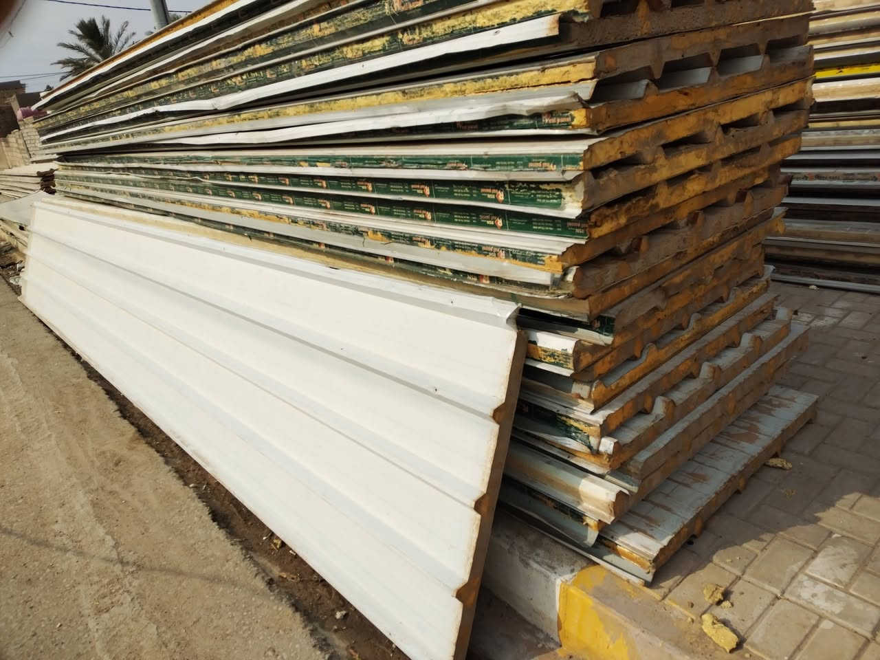 السلام عليكم سندويج مستخدم للبيع الاستفسار على هاذه الرقم ***********  ***********
