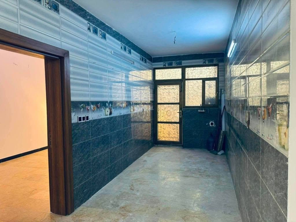 اعلان… .رقم (351)
بيت عباره عن وحدتين سكنيه يصلح استثمار مساحه (150متر) 
واجه (6 متر) نزال (25متر) 
يقع في حي الجهاد مجاور مجمع الرتاج السكني من جهة ديوان الضباط قريب علئ الشارع العام 
بناء سنه (2020)
يتكون الطابق الاول من 
(كراج كبير )(مطبخ) (استقبال) (هول) (2غرف نوم )(صحيات )
الطابق الثاني نفس مواصفات الطابق الاول .
(الطابق الاول معزول عزل تام عن الطابق الثاني )ولايوجد درج داخل البيت للطابق الثاني فقط خارجي .
للاستفسار اكثر مراسلة الصفحه📬 اوالاتصال علئ الرقم يتوفر وتساب 
((((***********📲)))))
{مكتب 🏢 الديار للوساطه العقاريه وتعقيب المعاملات وتسهيلها الواقع علي خدمي مطار بغداد الدولي قرب جامعة المشرق }
((((((بأدارة سيد عمار))))) بغداد, العراق
