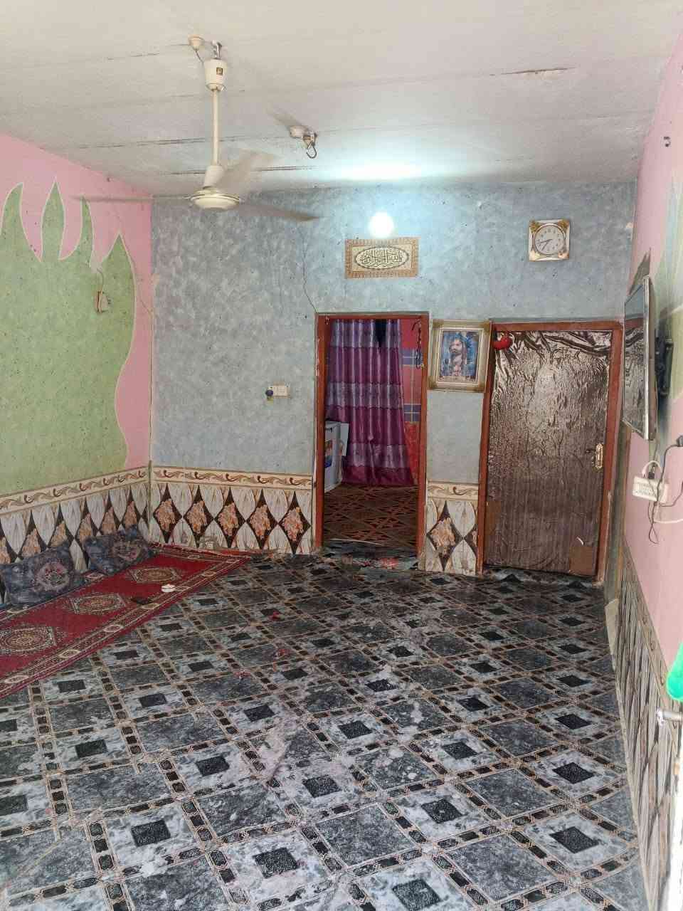 السلام عليكم للبيع بيت قرب الكوام الشرقين بشارع الحاج عوده المجيد 2 غرف وصاله ومطبخ وحمامات وبراني مساحته 130 متر قريب علولايه *********** بي واتساب
