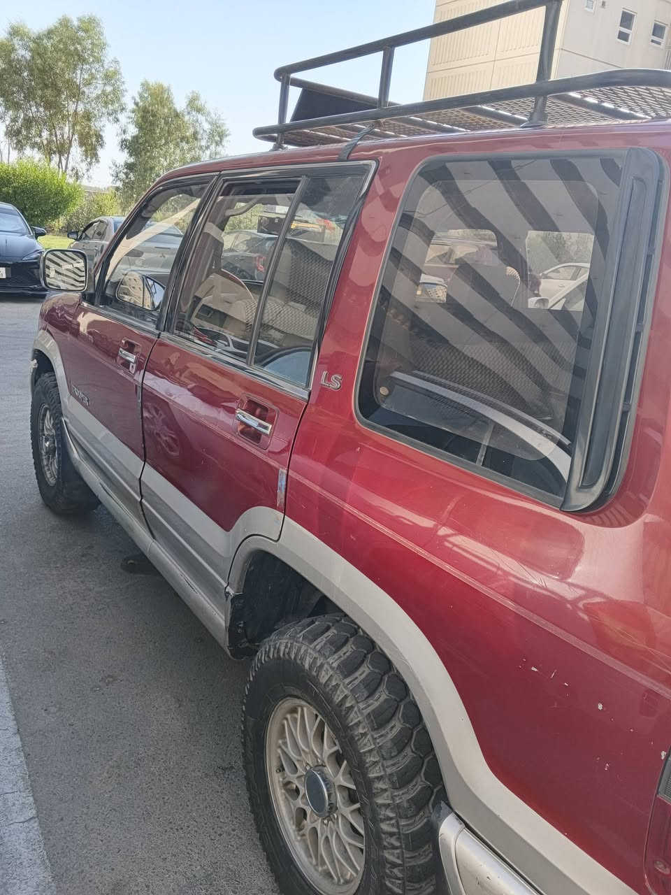 السلام عليكم ازوز موديل 2000 كير محرك جدد مبدل بلادي حاويه كهربائيات كله كامله رقم بغداد سنويه باسمي 
مكان بغداد مجمع بسمايه 
53 وبيه مجال 
***********
