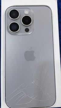 آيفون 15 برو • كربلاء • قفل ظهر مفطور