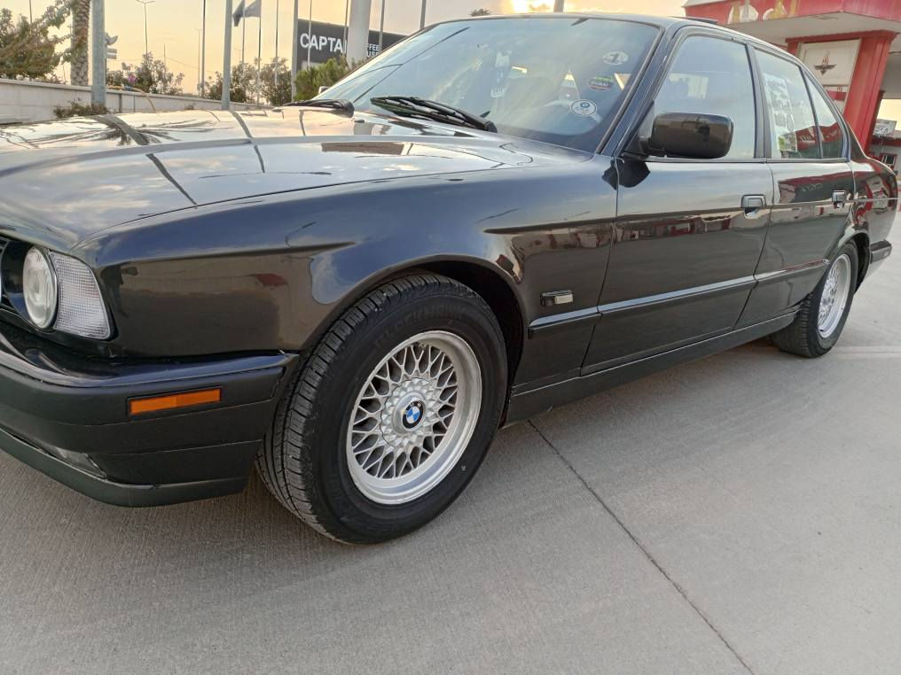 ✌️سلام عليكم اخوان. بي ام موديل (1991 ) قبات مواصفات فول فول رقم كركوك جديد مكينة ( 525 ) بيلادي كير اوتوماتيك كير و محرك بشرط مابي سرف و بخار بدون ضربة بدون اي شي كدام و خلفي كبس فقط صبوغ جمالية سنوي جديد لحد ( 2030) بأسمي هزة جديد
✅(بجم عریض)
✅(سلايت كارباء)
✅(كشن جلد)
✅(كشن كاربائي كامل)
✅( جامات كاربائي)
✅(  تلفون بيلادي )
 ✅بطاقة بنزين موجود 
✅ ( تبريد تدفيئه يشتغل )
✅ (كاربائيات كل يشتغل)
✅ (شاشة الكمبيوتر) 
✅(تحديد سرعة)
✅(تحكم ستيرن)
✅( تحكم لايتات )
✅( لايتات زينون)
✅(بردة بيلادي كامل )
بشرط تحويل مباشر سعر 72بي مجال
رقم موبايل ***********
*********** كركوك, العراق
