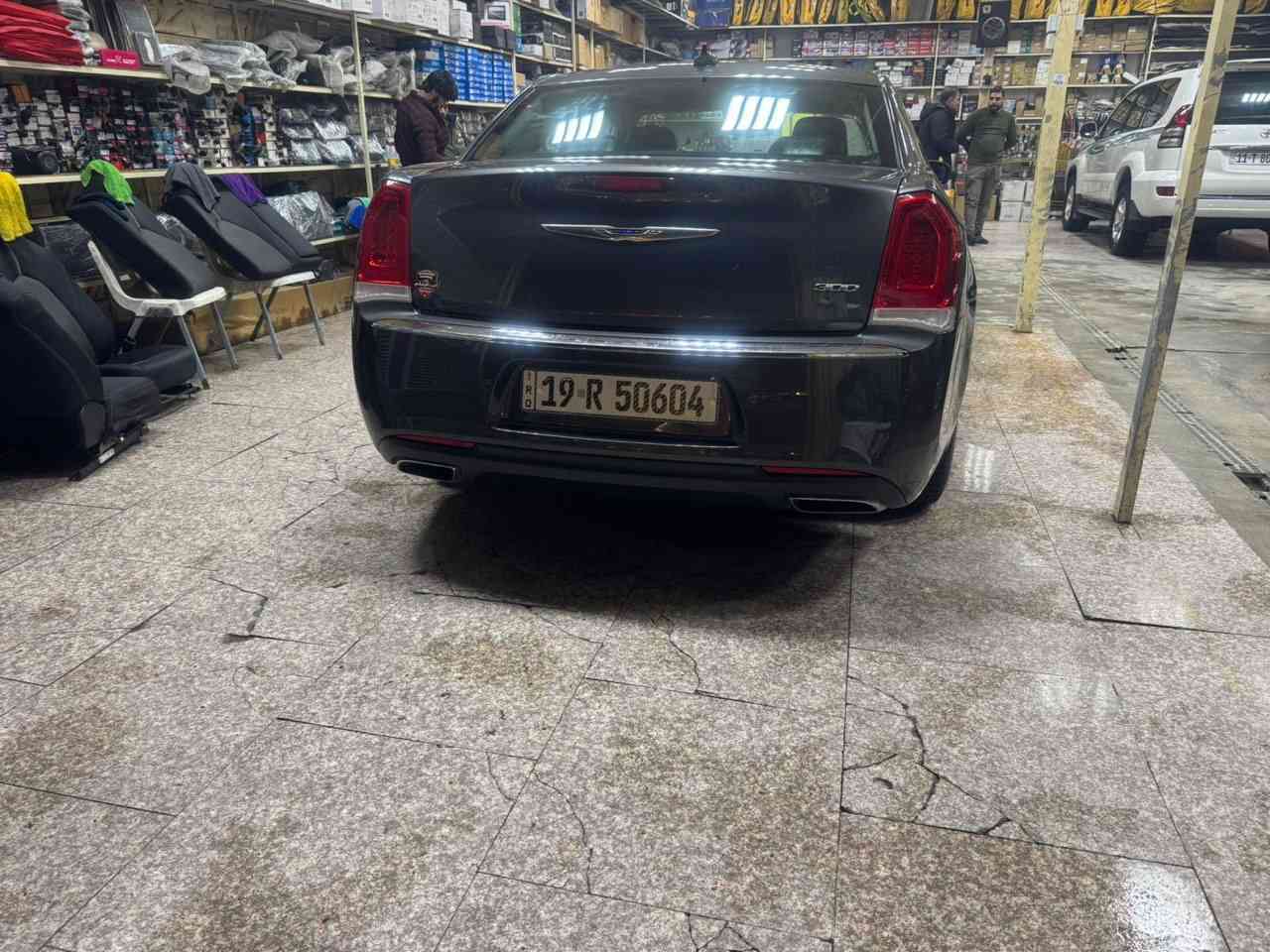 اوباما C300
2017 معلايه 2018
رقم كربلاء 
مبدله فخذه ع البناط بدون لحيم 
كامره خلفيه 
تدفئه كشنات الاماميه 
فتحه بنوراما
بصمه وتشغيل عن بعد
محرك 6سلندر 3600
ماشيه 231k
السعر 180
***********
