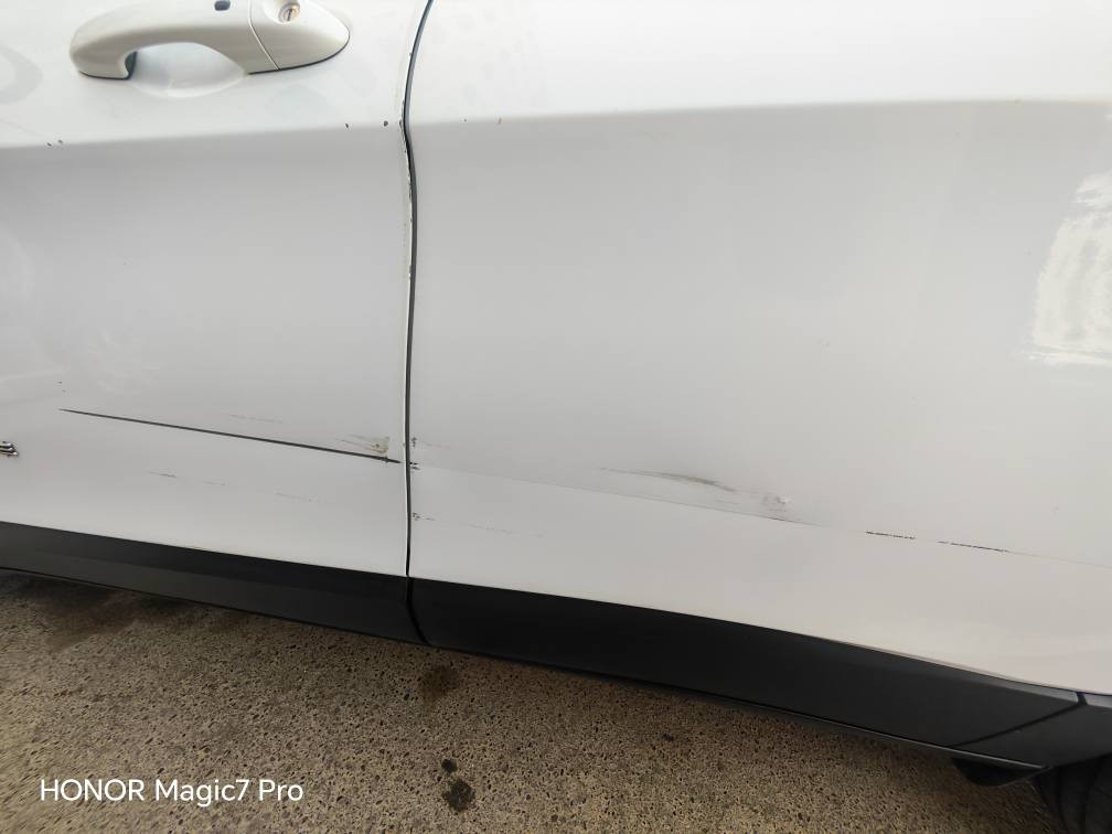 جيب شيروكي بزون 2019 للبيع
المواصفات 
محرك 4 سلندر اقتصادي 2400
كشنات جلد 
هاندبريك كهربائي
كامرة خلفية
شاشة كبيرة لمس
تبريد قطعتين
حساسات خلفية عمل
كشن السايق كهربائي 
لايتات + كشافات زينون ابيض
تحكم ستيرن 
مثبت سرعة
مانع انزلاق +ABS

وارد امريكي
الضرر جاملغ امامي فقط
وهنا بالعراق صارت عندي ضربة بالدعامية خفيفه وشخط بباب السائق يتصلح بارد
السيارة ماشيه 88 الف ميل

السعر  115 وبيه مجال 
مكان السياره بغداد بسماية

للاستفسار التواصل على الخاص او الواتس اب والسيارة باسمي رقم اربيل
***********

رقم الشاصي والصور مال تصليح الحادث مرفقة
‏1c4pjllbxkd154351 بغداد, العراق
