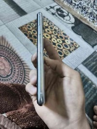 موبايل إيفون xعادي مبدل فقط بطاريه ١٠٠ بدلتها ب٣٥ ألف بس من بدل البطار...