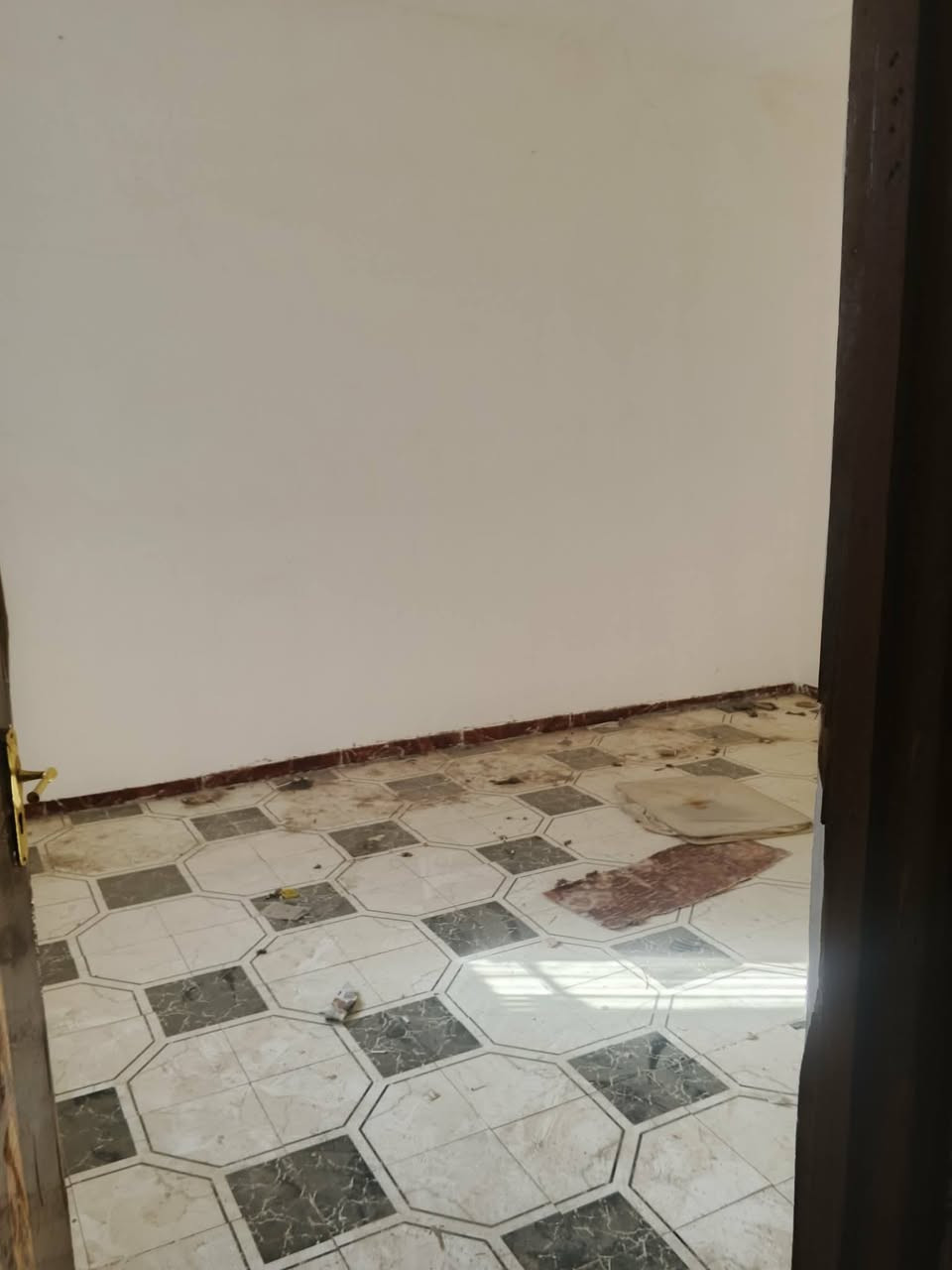 بيت مساحه 200 بناء جديد عكاده ممتازه  صاله ستقبال غرف عدد 2مطبخ داخلي مطبخ خارجي
صحيات  خارجيه  بيت كامل مكمل كهرباء  وماء سند 25
العنوان عون منطقة الفيظه حي الامير  السعر 60


**إذا كنت صاحب هذا الإعلان وتريد حذفه لأي سبب، رجاءا أرسل رسالة إلى الدعم الفني**