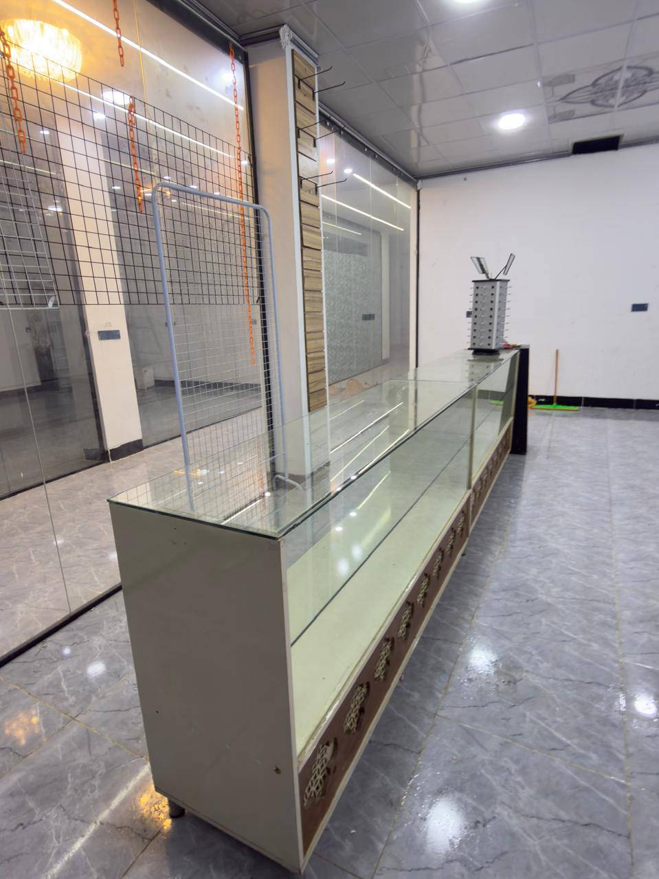 ميز للبيع عدد 2 الوحد 250الف
للاستفسار ***********
