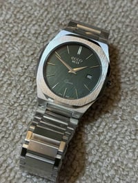 ساعة سويسرية • غير مستخدمة • توصيل عراقي