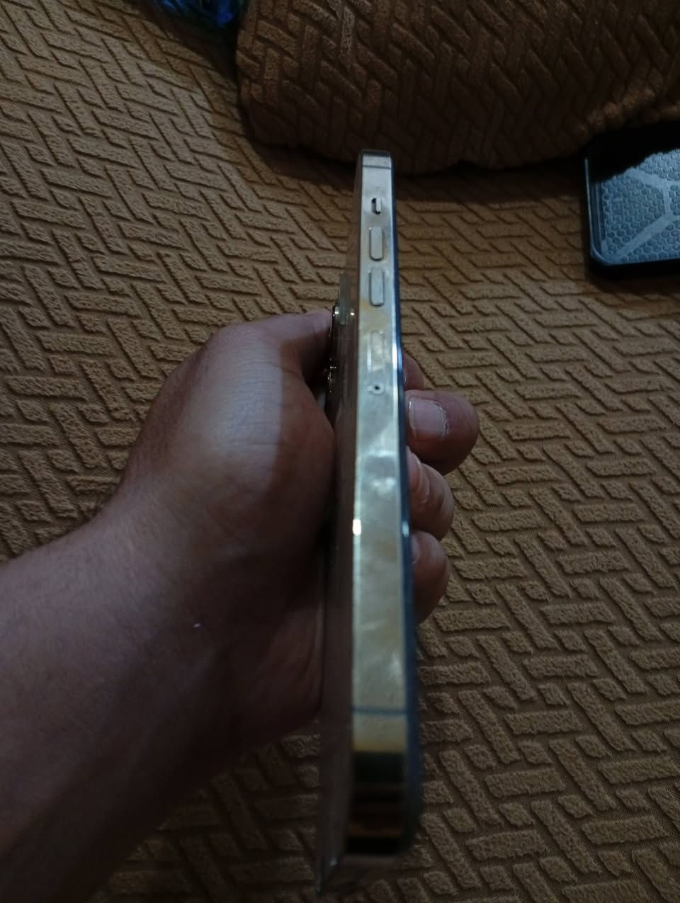 للبيع ايفون 13 برو ماكس (256GB) ذهبي - جهاز بطل بس بي شوية تفاصيل
سلام عليكم.. عندي ايفون 13 برو ماكس للبيع، الجهاز لون ذهبي ومساحته 256 گيجا، مواصفات شرق أوسط 
البطارية مبدلة تقره 100 بس منفوخه يحتاج تبديل
الظهر مكسور (موضح بالصور، ما مأثر على الاستخدام)
الكامرا  شغالة وتخبل، بس وضع "البورتريه" (عزل الخلفية) ما يشتغل
دبل شريحة 
الجهاز شغال وما بي اي مشكلة ثانية، والسعر [440] وبي مجال للطيبين.
المكان: كربلاء.
للاستفسار وتفاصيل أكثر، راسلني خاص


**إذا كنت صاحب هذا الإعلان وتريد حذفه لأي سبب، رجاءا أرسل رسالة إلى الدعم الفني**