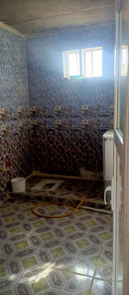 السلام عليكم اقره التفاصيل اوبلخدمه
الطابق الأول غرف ٢
صاله... إستقبال... مدخل... كليدور.... مطبخ... صحيات داخليه عدد ٢ صحيات خارجيه عدد ٢ اوطارمه امطبكه 
ارضية البيت بورسلين البيت كله هزاره   ١٢٠ سيراميك 
السقف كونكريت مسلح بناء طابوك نضيف 

المساحه الكليه 255 متر 

الطابق الثاني غرف عدد ٢
اوصاله ..... اومطبخ....اوصحيات ..... اوصطح 
عنوان حي العسكري الرابع قرب مكتب غسان الشباني 
السعر 115 واني خادم هذا رقم صاحب الدار ***********
