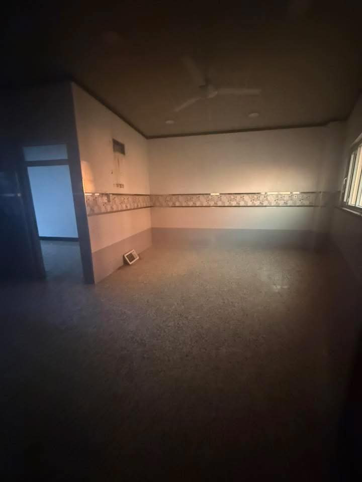 شقة للايجار في حي المزارع سعرالايجاره ٢٠٠ الف قفل                                                            تتكون من  ( استقبال-عرف نوم- صحيات - ومطبخ ) بناء 2023 التواصل على الرقم التالي:*********** /***********
