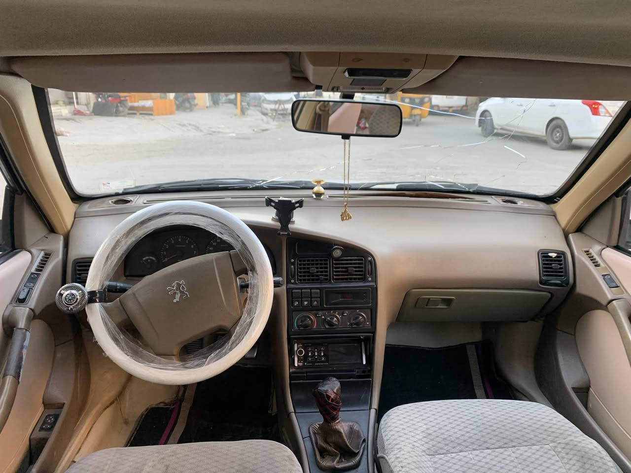 السلام عليكم بيجو جيلكس موديل ٢٠٠٩ السيارة حلوة  بيهة تنقيص خفيف وصدرها الامامي والخلفي نظيف تبريد شغال وكهربائيات كلهة شغاله وبيهة بخشم الجاملغ مال السايق صبغ خفيف السعر ٣٣ وبيهة مجال بسيط الاتصال فقط على الرقم ***********
