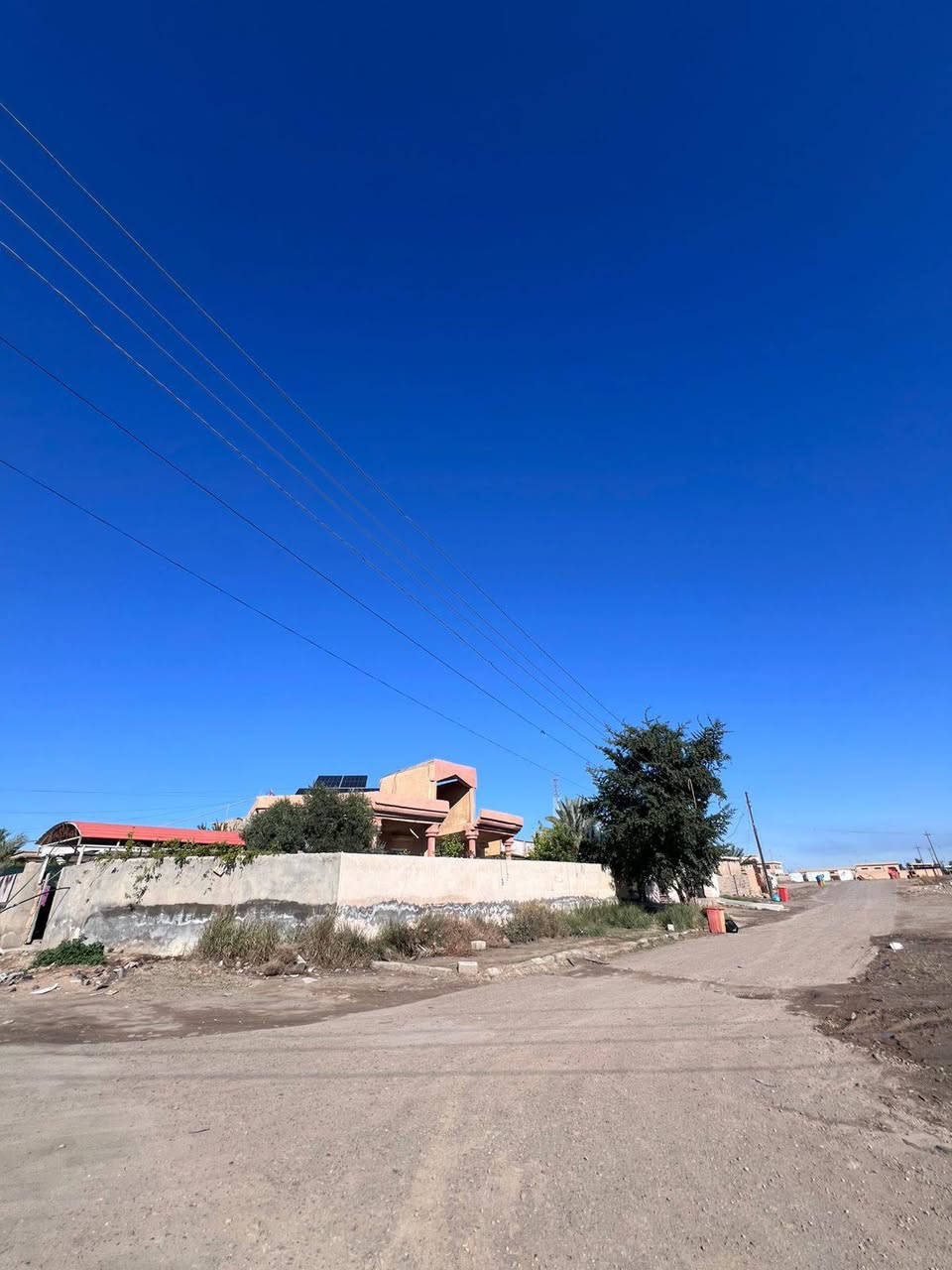 السلام عليكم ورحمة الله وبركاته
بيت للبيع
المساحه ٦٠٠
متكون البيت :
ثلاث غرف
صاله +استقبال
مطبخ حار وبارد
صحيات مداخل و كراجات عدد ٢
مع سقيفه
للإستفسار الاتصال على الأرقام التالية :
او زياره مكتب الصالح للعقار 
*********** زين
*********** اسيا
