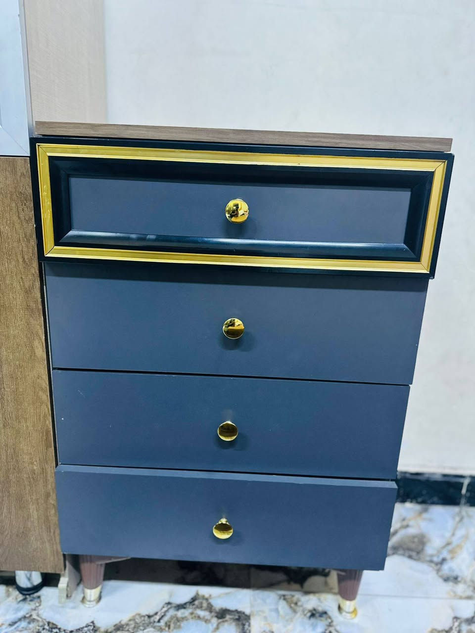 سلام عليكم غرفه تركيه للبيع بعدهي نظيفه مكاني البصره حي الاساتذه السعر مليون و750ألف وبيه مجال الرقم *********** متواجد واتساب 🖤
