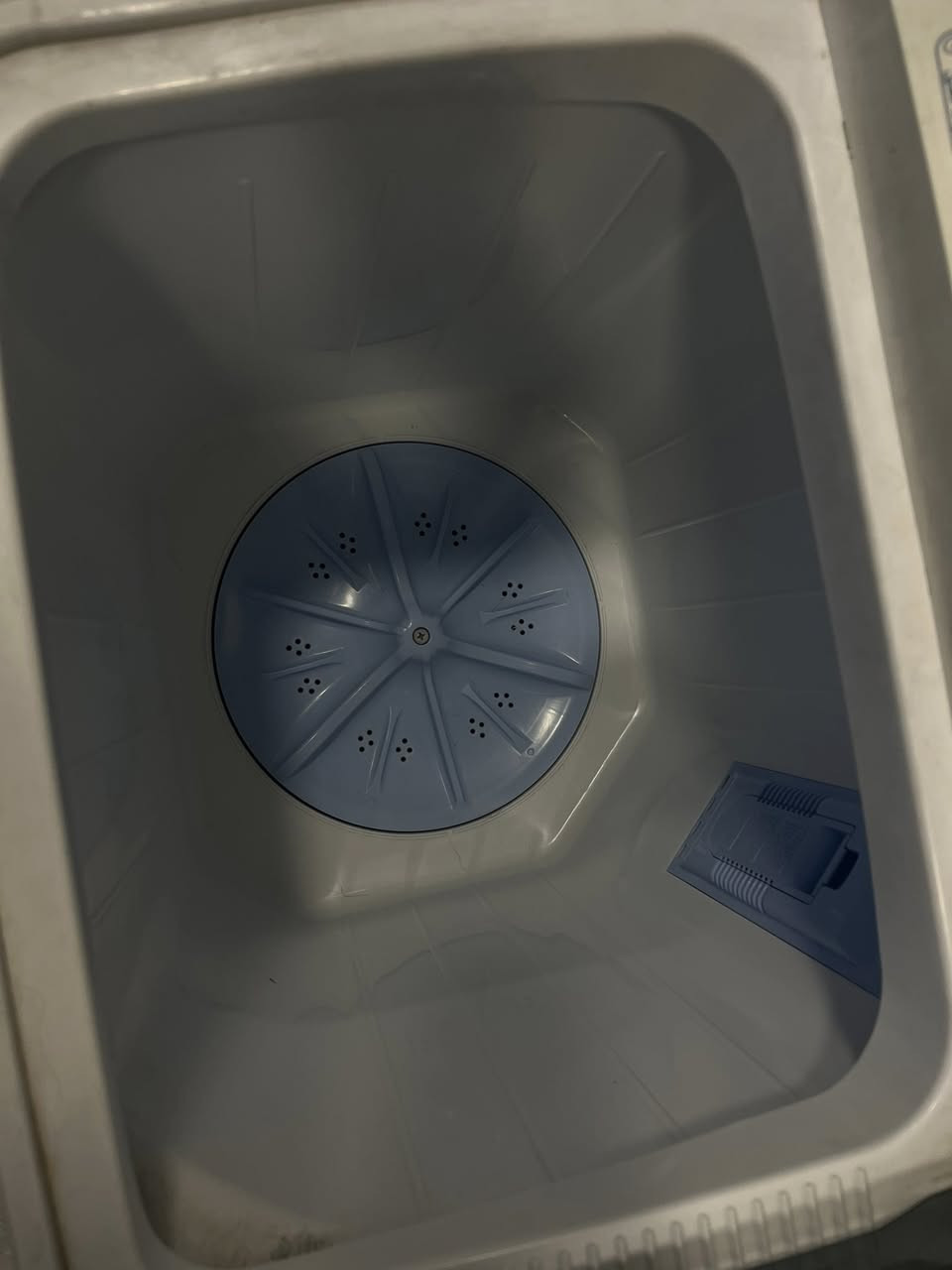 غساله مستعمله قليل جداً جديده تغسل بطاطين هم سعرها 125 المكان حي الجهاد تواصل على رقم ***********
