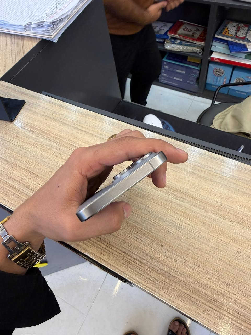 ايفون 15pro ماكس  ذاكره 256  بطاريه 87 مبدل فقط ضهر واكو فطر بل شاشه حيل صغير تواصل ***********
