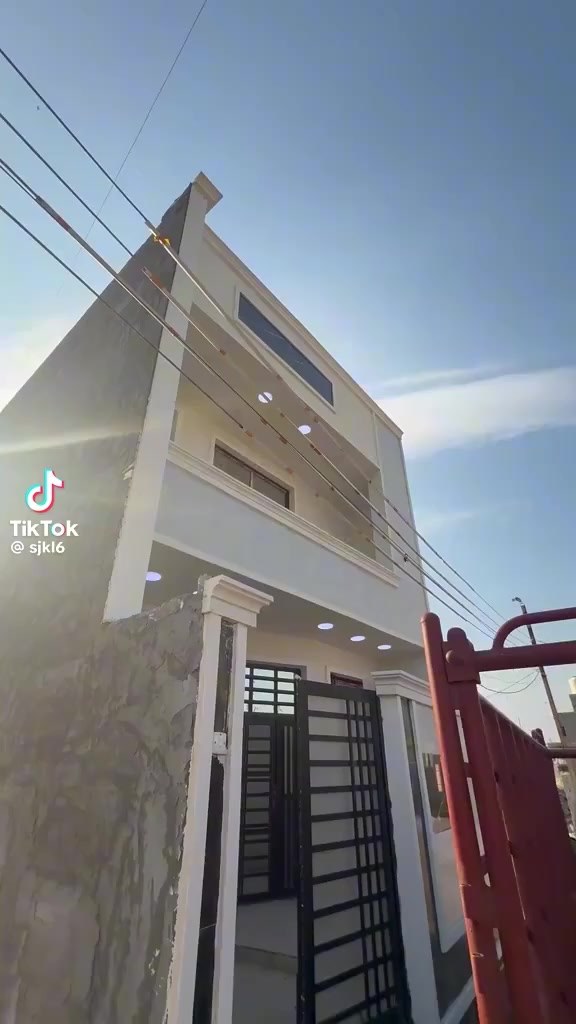 دار للبيع في منطقه الدوانم قرب الاعلام مساحه 100م يحتوي علئ 3غرف نوم صاله مطبخ خدمات للاستفسار ***********
