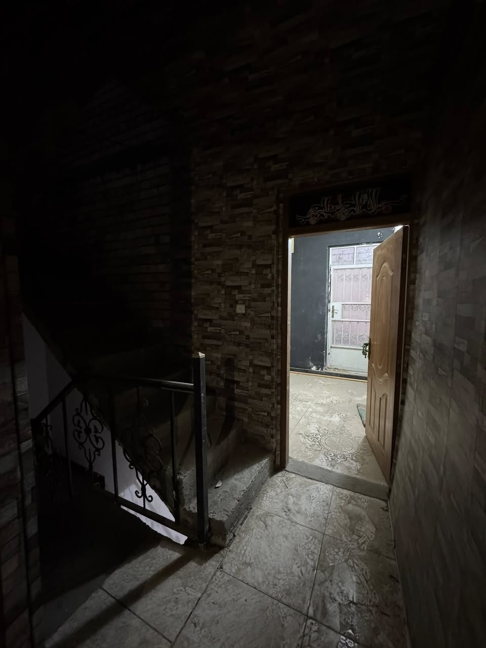 دار للبيع المساحة 50متر الموقع بغداد  حي الاساتذة  يتكون من 3 طوابق الاول صالة ومطبخ  .      الثاني غرفتين وحمام  الثالث غرفة وحمام.  للتفاصيل اكثر الاتصال *********** - ***********
