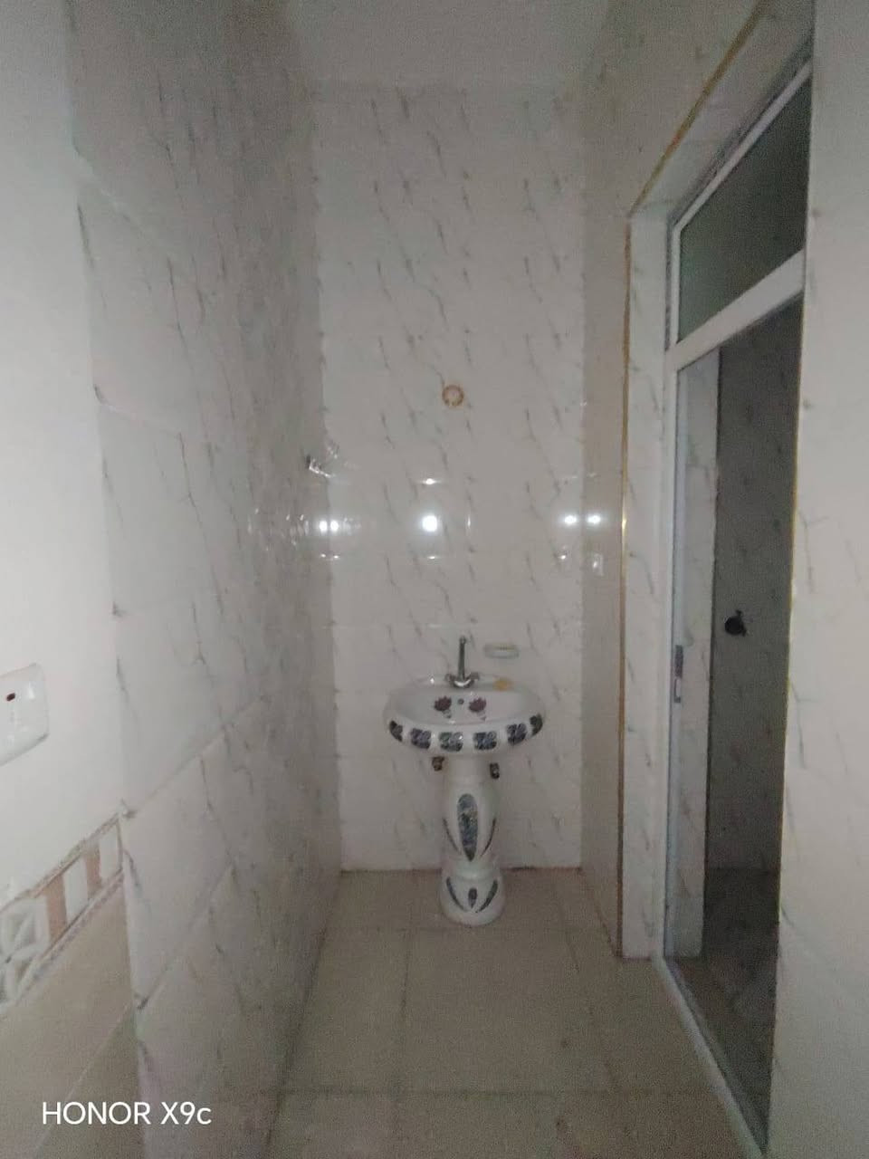 مشتمل طابقين بناء طابوق حديث ضلع منفصل وسقف منفصل للبيع المساحة ١٥٠ م الوجه ٦ ونزال المكان فلوجة حي الأمين منطقة ال ١٩ قريب على شارع أربعين السعر المطلوب بي ١٠٥ مليون وبي مجال للاستفسار الاتصال على الارقام التالية
*********** واتساب
***********

محتويات الدار
الطابق الأول
طرمة وتواليت ومطبخ وديوانية ومناور عدد ٢ وغرفة نوم

الطابق الثاني
غرفتين نوم وصاله وصحيات ودرج خارجي للسطح
ارضية بورسلين
