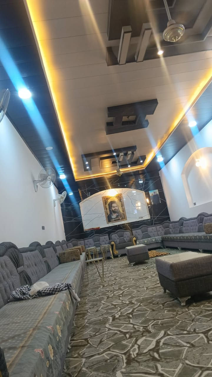 يا الله يا الله بيت المساحه 500 متر البناء 250 متر يحتوي على خمس غرف نوم وصالات اثنين استقبال 14 متر خدمات متوفره تبليط لحد باب البيت وكهرباء ومولد ذهبي يا بعد عن الشارع العام 150 متر على طريق يا علي عمود 155 الاستفسار على هذا الرقم الشارع 11 متر ***********
