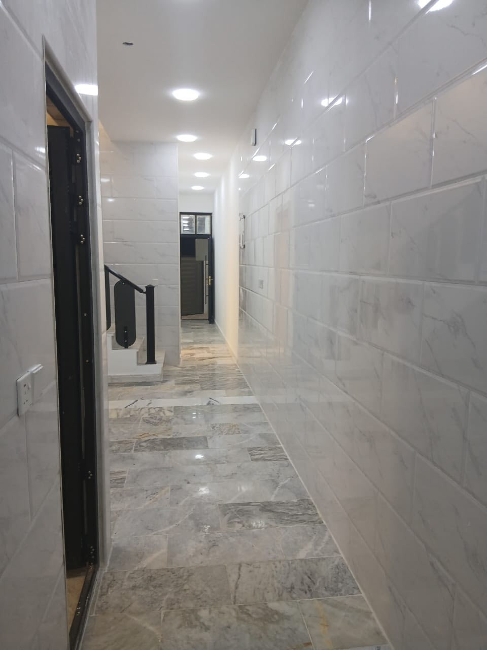 (بسم الله الرحمن الرحيم ) 
دار للبيع 
المساحة 100 متر 
الموقع الشعب 
بناء جديد 2024 
يحتوي على 3 نوم وصالة واستقبال وخدمات
اللاستفسار 
***********
***********
او زيارة مكتب المصطفى للعقار
