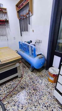 للبيع  ٠٧٩٠٣٤٦٦٩٢٤ ٣٠٠ لتر نضيف جدا