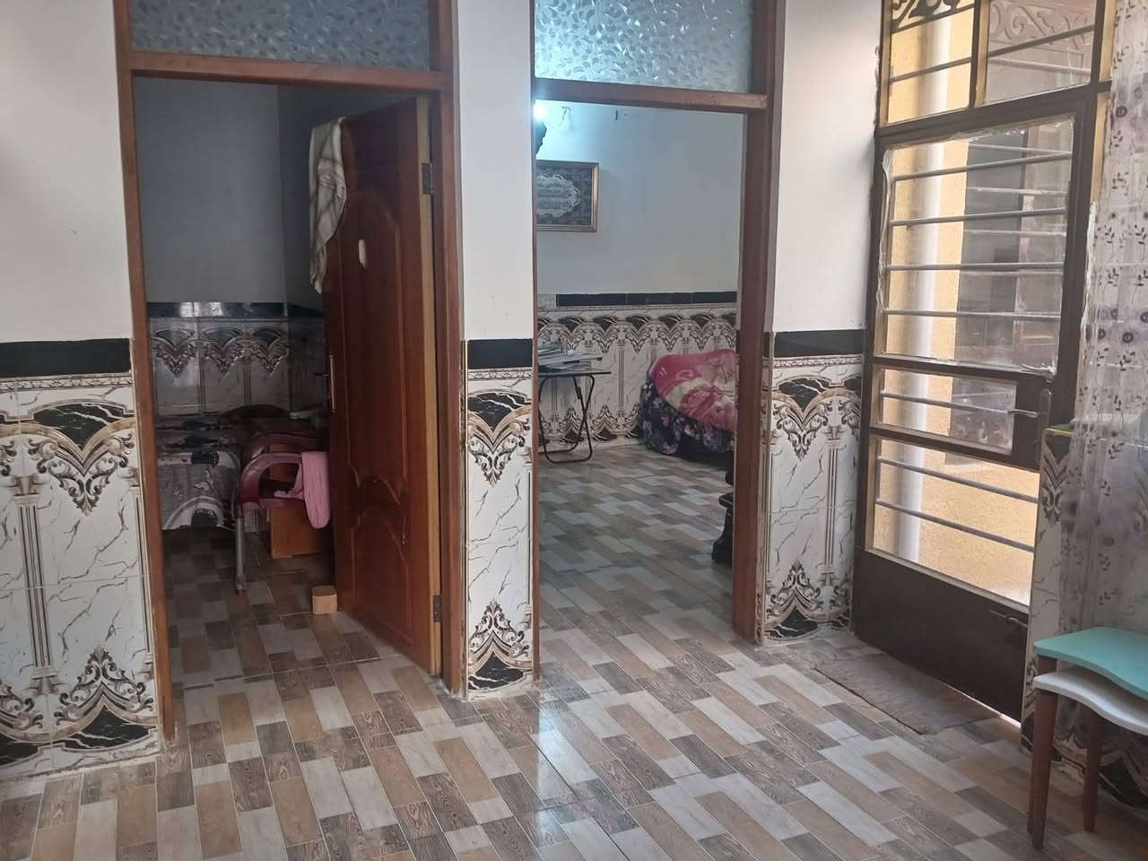 سلام عليكم بيت مساحه 100متر البيت يحتوي عل غرفتين نوم وستقبال ومطبخ حولي العنوان بغداد الراشديه الساده البحيات المراجعه عل التصال بل رقم ***********
