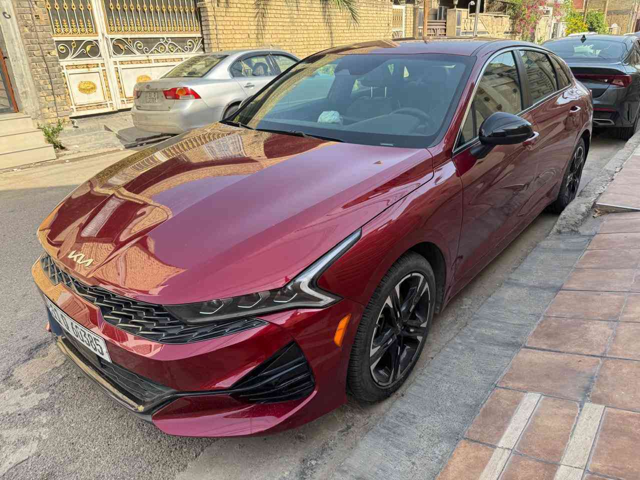 🚗 للبيع: KIA K5 GT LINE موديل 2024 - بحالة الزيرو 🚗
لأصحاب الذوق والتميز، متوفرة الآن كيا K5 فئة GT Line الرياضية، سيارة توب بالنظافة والمواصفات، وجاهزة للاستخدام.
🔹 المواصفات الفنية:
• المحرك: 1600cc Turbo (اقتصادي وقوي جداً).
• ناقل الحركة: 8 سرعات.
• الممشى: 8 آلاف ميل فقط (باعتبارها زيرو).
• الوارد: أمريكي.
🔹 المواصفات الخارجية والجمالية:
• اللون: أحمر ملكي مميز.
• الداخلية: جلد أسود بتصميم رياضي.
• الشكل: ستيرن رياضي (D-Cut)، ويل الحجم الكبير، ومرايات جانبية سوداء (Black Edition).
• العزل: دبل جام (عازل للضوضاء والحرارة) لراحة تامة أثناء القيادة.
🔹 الأنظمة والتقنيات:
• أنظمة الأمان: رادار أمامي، نظام تحديد مسار، نظام النقطة العمياء.
• التكنولوجيا: شاشة كبيرة تدعم Apple CarPlay و Android Auto، شاحن لاسلكي (Wireless Charger).
• الراحة: تشغيل عن بعد، بصمة أبواب، فتح الصندوق الذكي، تبريد قطعتين (منفصل)، كشن سائق كهرباء مع تدفئة بالكشنات الأمامية.
🔹 حالة السيارة:
• السيارة نظيفة جداً (أشبه بالجديدة).
• الضرر: صبغ في الجاملغ والباب الخلفي الأيسر فقط (بدون أي لغد أو حادث داخلي).
• الايرباكات: سليمة 100% (بدون ايرباك).
• الرقم: بغداد (التحويل ثاني يوم مباشرةً).
💰 السعر: 18,500$ (شدة و 85 ورقة) - 
📍 الموقع: بغداد - الدورة / حي الكفاءات.
📞 للتواصل والاستفسار: ***********
السيارة حيل مرتبة وتستاهل، والي يدور نظافة ومواصفات GT Line الحقيقية لا تضيع من أيده.
