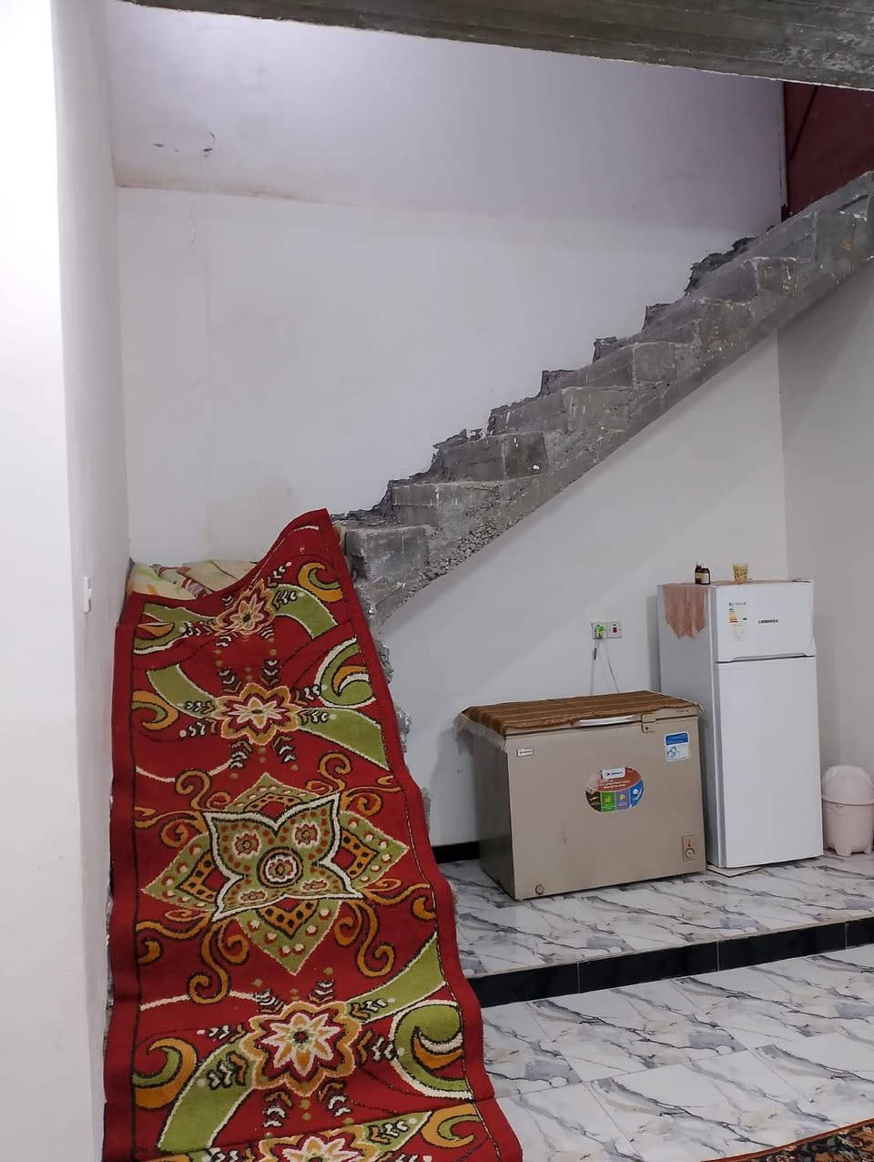 بيت مساحه ٣٦٠ متر زراعي الاسكان صناعي قرب مدرسه الحريه ع شارع تبليط تجاري  بناء بلوك صب كونكريت
يحتوي ع محلات اثنين تجاريات  غرفتين وصالتين ومطبخ ودوانيه ٤ في ١٤ وصحيات داخليه 
نواقص لبيت مطبخ ودرج عوزهن سراميك  الشراي فقط يتصل ***********
