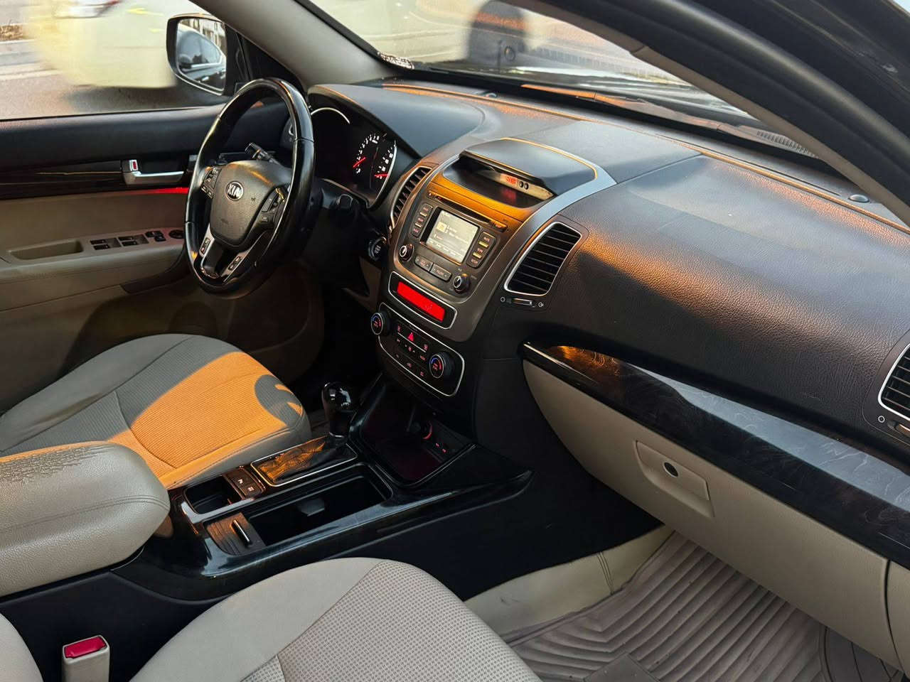 كيا سورنتو 2015 وارد خليجي للبيع 
السياره بدون حادث وبدون قطره صبغ 
محرك 2400 دوش مجفت تجفيت مضبوط وبشرط الكير والمحرك 
المواصفات: 
بصمه تشغيل 
بصمه ابواب وترحيب 
ليد امامي خلفي 
حساسات امامي خلفي 
كشن كهرباء 
شاشه لمس 
تبريد مركزي 
ويل كروم 
مرايات شفط 
اشاير بالمري 
تحكم ستيرن 
بردات خلفيه 
شعار سورنتو بالدوسات 
داخل بيجي 
تدفئه وتبريد بشرط 
رقم وسنويه جديده للـ 2030
الهزه وفحص المورو جديد 
رقم السياره مميز 
والسيارة جاهزه وبدون اي مصرف 
عنوان السياره سليمانيه 
سعر السياره 163 وبيها مجال بسيط
للتواصل *********** السليمانية, العراق
