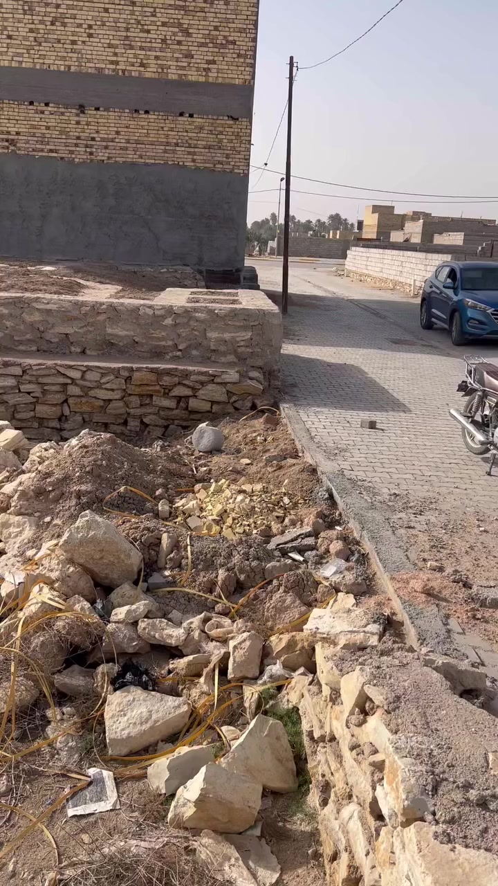 قطعه خلف الملعب للبيع عل شارعين رابع قطعه عن السايدين مساحه 200 للاستفسار مراجعه مكتب الكيان ‭0780 962 8310‬
