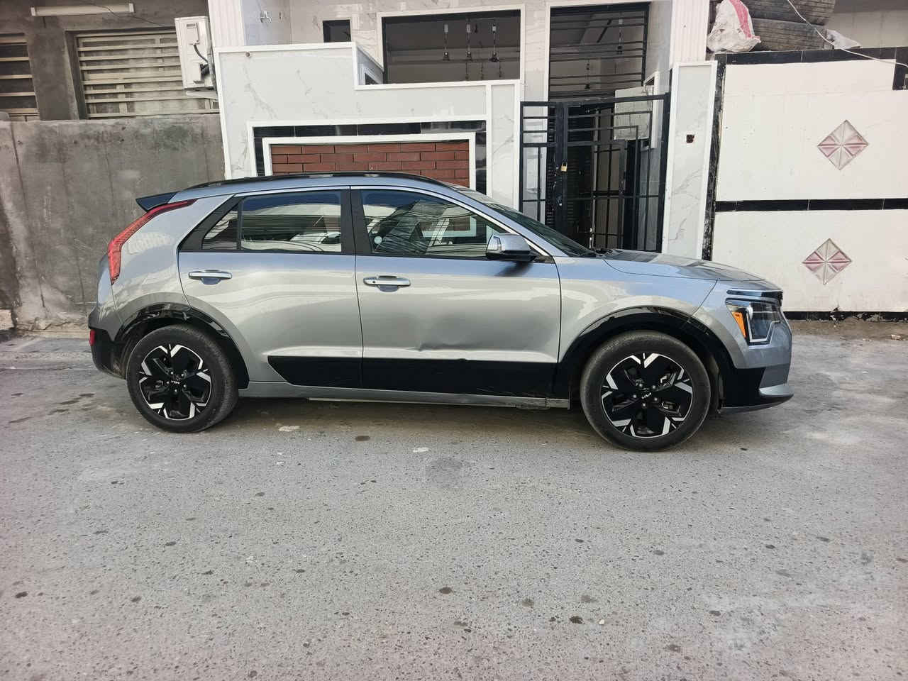 كيا نيرو ٢٠٢٣ suv كهربائية بالكامل تمشي بالشحنة ٤٥٠ كيلو ضرر جنطة تبديل بلادية مقفلة وشوية من الركن الايسر بالحوض بدون ايرباك جامرلغ ايمن وايسر بلاد ماشية ٤٢٠٠٠ميل رقم بغداد باسمي مواصفات فول عدا الفتحة 
بصمة 
ترحيب 
جلد 
كشن السائق كهرباء 
تدفئة بالكشنات 
شاحن لاسلكي 
جنطة كهرباء 
رادارات وتوقف ذاتي وقيادة ذاتية 
بيه طعجة بالقمارة اثر التحميل والتفريغ وبالباب بصف السائق موضحة بالصور ترجع pdr 
مكان السيارة بغداد الشعب 
*********** السعر ١٣٧ وبيه مجال
