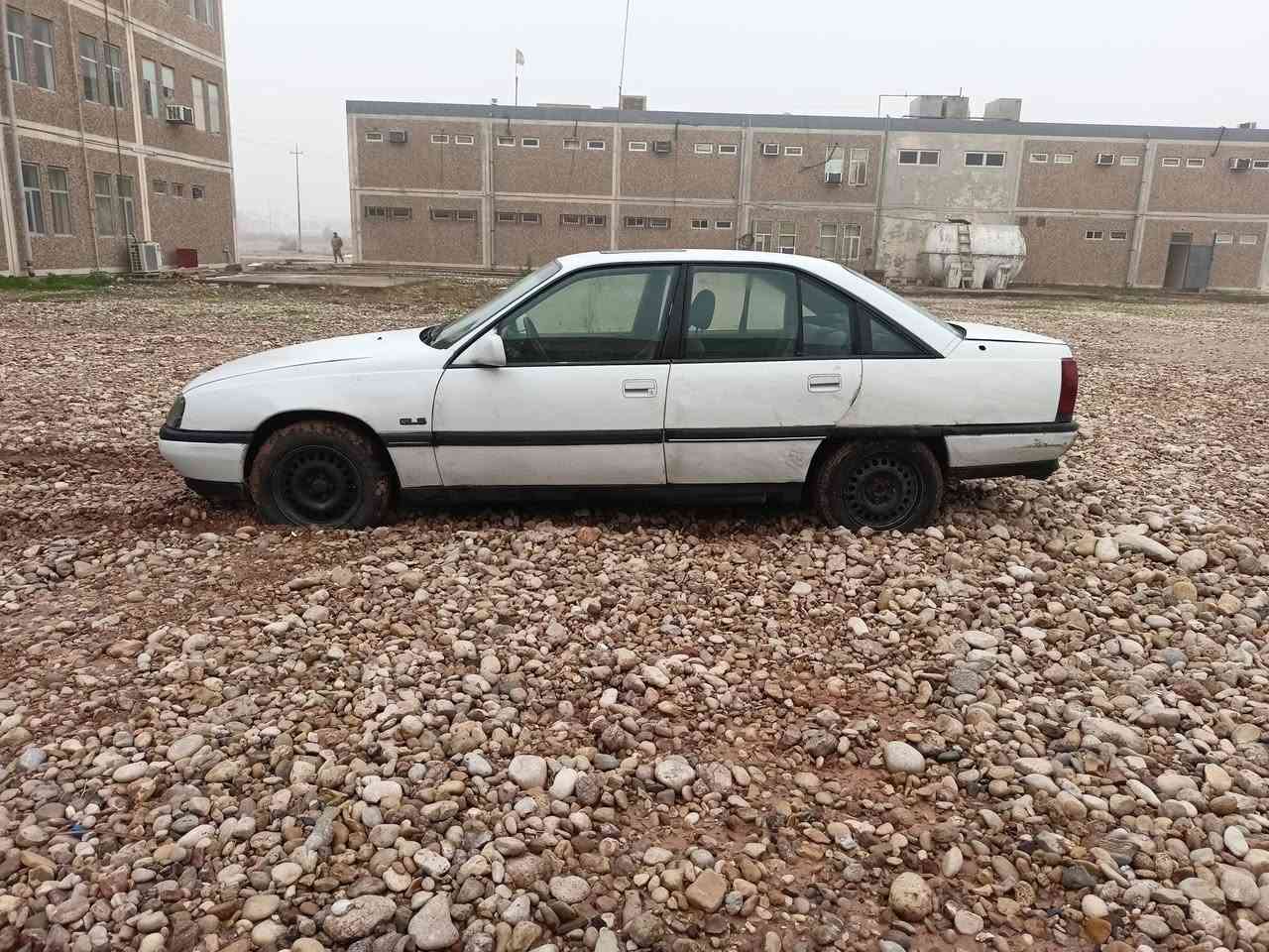 اوبل اوميكا حجم 20 ابيض موديل 1990 محرك نظيف و نشط قليل بيها صبغ قطعتين تقريباً  سيارة نصبتها حلوة  دشبول نظيف تايرات اربع جدد صدر جديد دسكات اربعه جدد رقم كركوك الماني الوكيل الاول بالحويجة يحول مايسوي وكالة  شغالة اضوية عالي ناصي ماسحات الكير يطلع صوت بس لمن تبدل عالثاني كشانه الامامية تريد دوشمة وتغليف والسقفية سعرها 27 وبيها مجال اتصل عالرقم ***********
