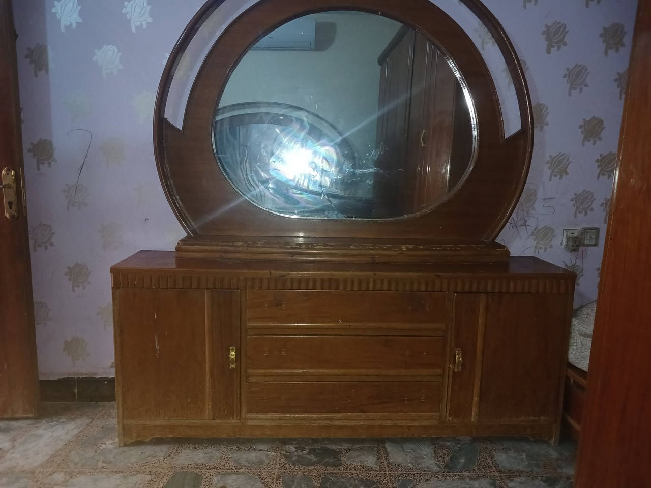 السلام وعليكم غرفة عراقي
كنتور ضنيف كلش
زاوية نضيفة كلش
بوفيات جداد
صومية جربابة نضيفة اي كسر مابيها
التاج العالي نضيف
التاج الناصي مكسور
ميرز التواليت  بس صبغ يرادلة 
وباقي الغرفة بس تلميع
رقم الهاتف ***********
رايدها٤٥٠ الف
