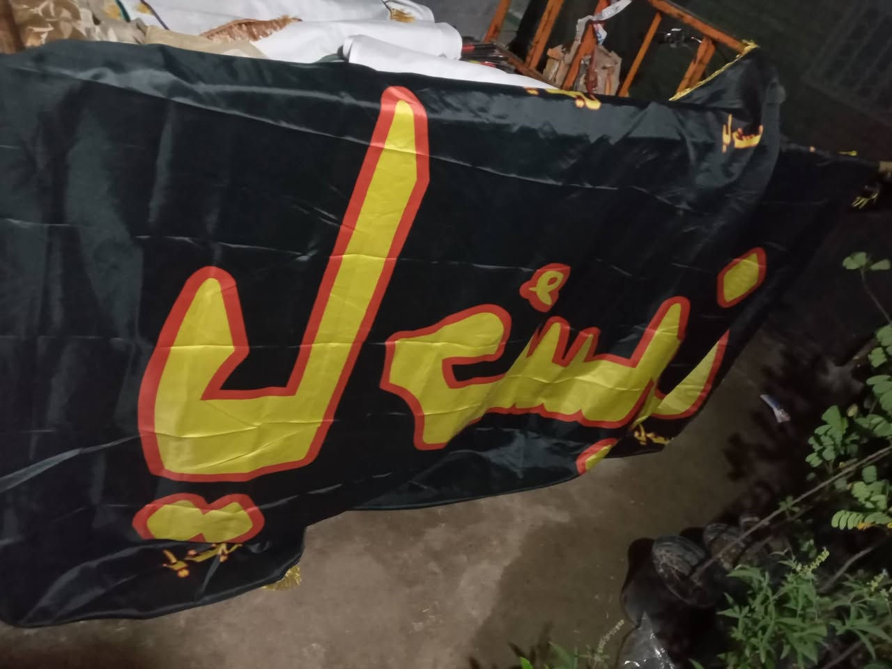 السلام عليكم.  متوفر رايات وصور للبيع .كميه وفيره. قضاء المدينة.  *********** واتساب.
