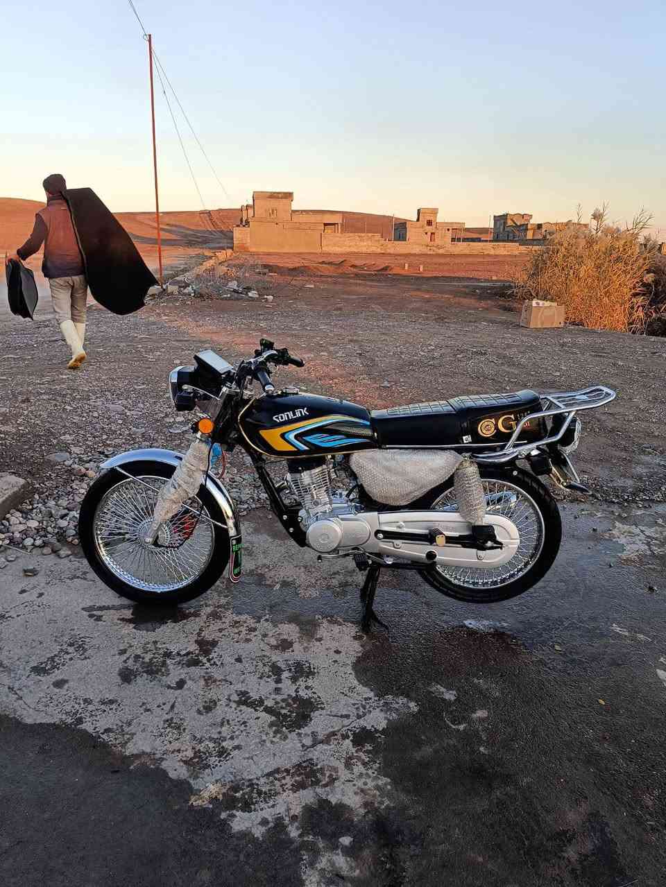 السلام عليكم
دراجه سولنك موديل 2025صار شهر مشدود 
كله وضع شركه ما ناقصه برقي الدراجه حيل نضيفه 
السعر المطلوب 700وبي مجال ***********
خاص ما اجاوب بنوبه مكاني القياره قريه الحاج علي
