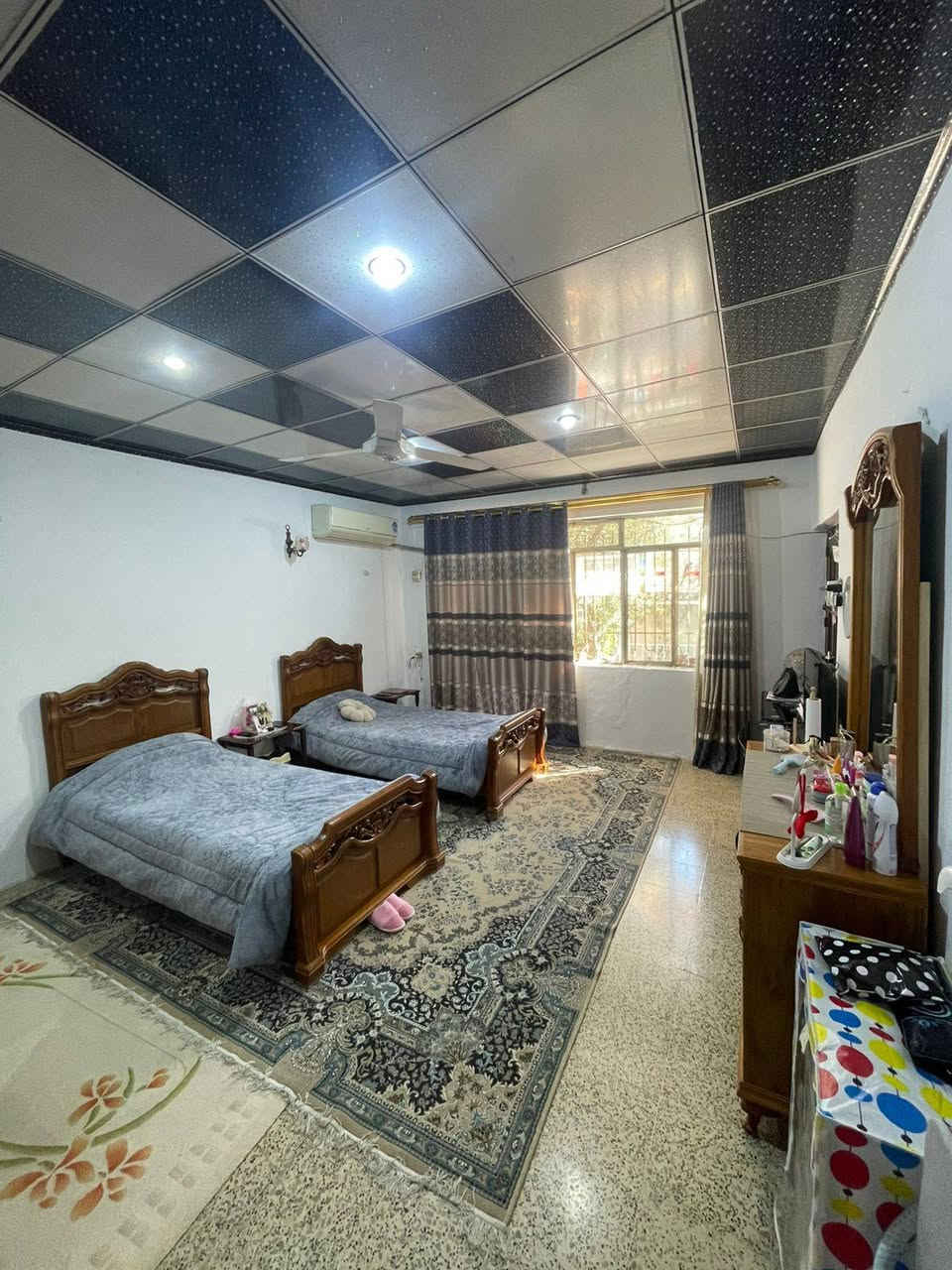 للبيع .
دار حي البكر قرب جامع الشهيد مجول .
المساحه ٢٠٢ طابق واحد واجهة ٩ متر .
بناء قديم صالح للسكن. 
يحتوي على غرفه نوم مع استقبال وهول وباقي المشتملات. 
اتجاه شروق تام وشارع تبليط .
مكاتبه مع الشرعي مباشر. 
سند حديث بالعقار. 
السعر ١٧٠ مليون .
لمزيد من المعلومات الاتصال على الارقام 
***********
*********** 
او مراجعة المكتب في حي النور بعد دورة زيناوه بأتجاة دانيه ماركت مقابل صيدليه الكوثر.
