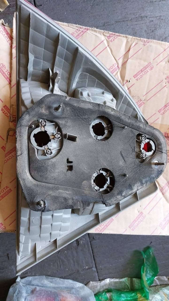 السلام عليكم                                      بك لايت يمنى تويوتا كورلا موديل ٢٠٠٤ الى ٢٠٠٧ اصلي ياباني جديد غير مستعمل. 
للاستفسار :- بغداد/كراج الخالدي  ساحة الطيران / الشارع العريض .
ابو علي / ***********
