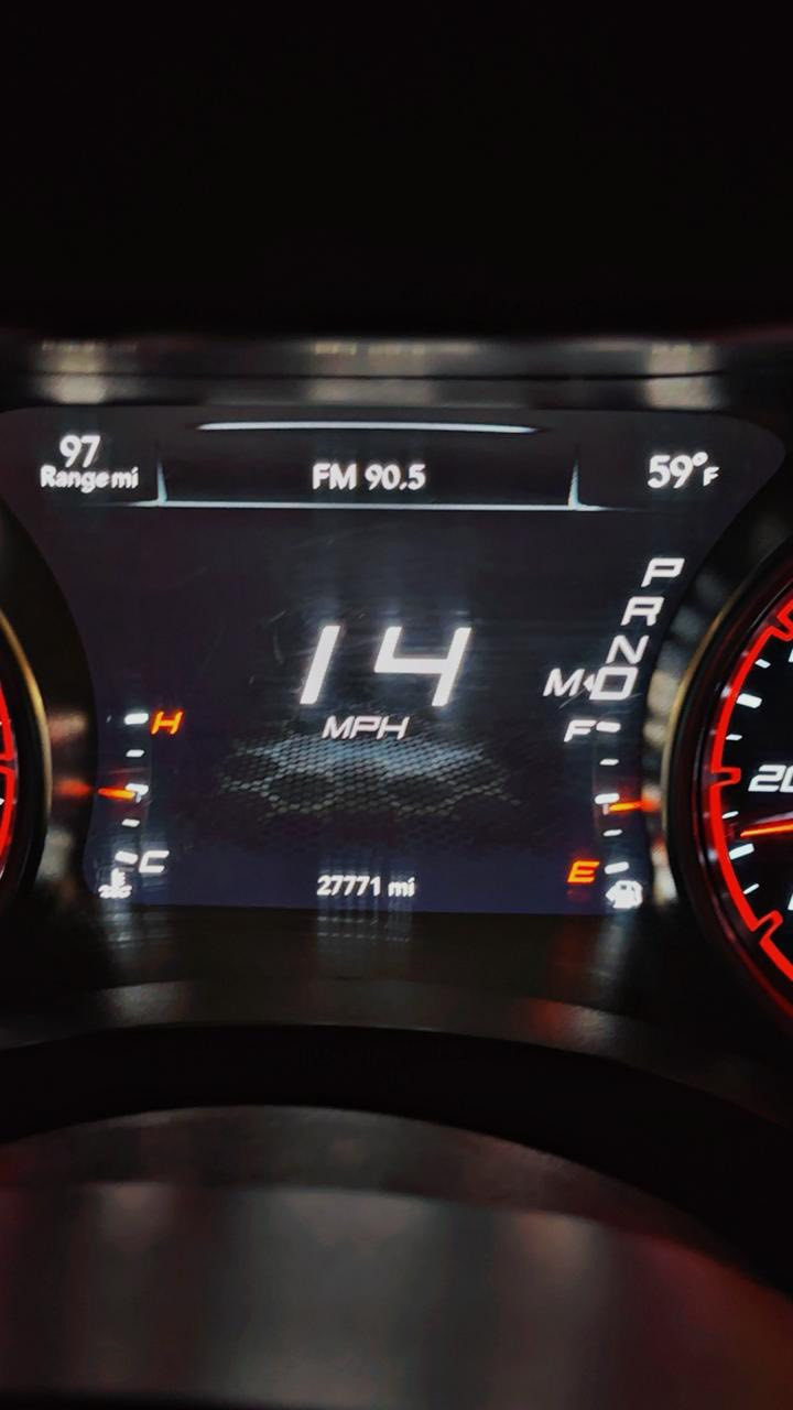 للبيع
سياره جارجر موديل 2017 متروكه من 2017 ماشيه 27 الف حقيقي بيها جاملغ وبنيد رقمها سليمانيه 
رايديها بشده و70 وبيها مجال 
عنوان بغداد الدوره ***********
