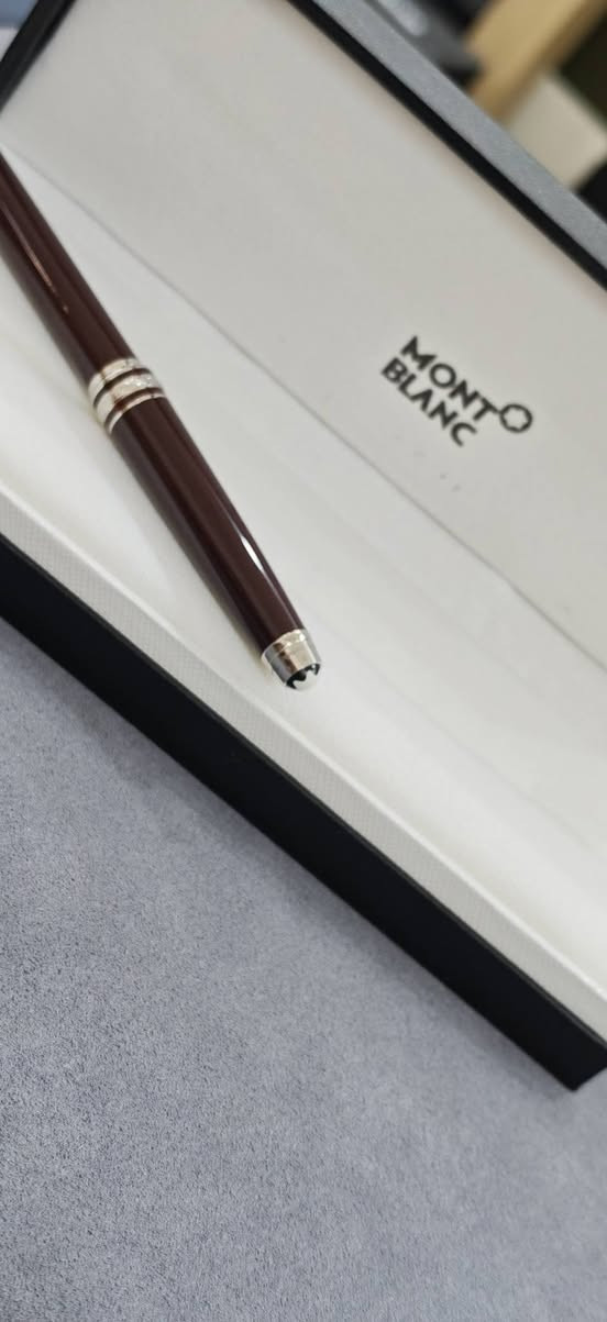 Mont blanc pen 14k
قلم مونت بلانك حبر 
ريشة 14 قيراط ذهب 
ملحقات كامل 
سعر 295$
***********
يوجد خدمة التوصيل
