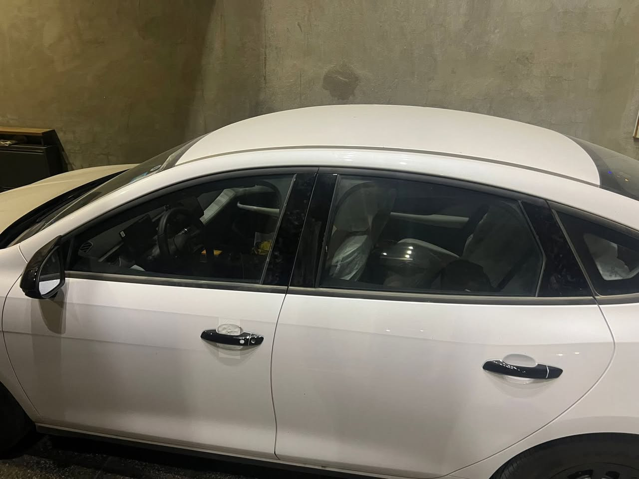 السلام عليكم 
Seal 05 
رقم بغداد باسمي 
موديل 25
ماشيه الف كيلو يعني زيرررررو 
مواصفات اعتيادية 
شادله كت اسود كامل علامات ويدات وكفرات مري 
وياها شاحنه اصليه مالته + شاحنه سريعه 16 امبير بدون ايرث ماتحتاج راسا تشحن من نقطة الوطني 
اضافات بالشاشه بيه وتحديثات وبرامج كامله ماتحتاج اي شي 
بصمه وكارت اكيد
السياره جديدددده لووووووك لوووووك 
بدون نقص كامله للاخيررررر 
السياره بعده بالجيس مال شركة 

مكان السياره بغداد الدوره والصبح بالمنصور
السعر 21 مليون قفلللل قفلللل 🔒 
رح ادكلي الزيرو ب 20 ونص 
هذا السعر بدون رقم وبدون شاحنه سريعه وبدون اضافات وتحديثات 
اذا تحسبهن ذني كلهن رح تعبر 21 مليون 
واذا تحب اكتبلك تفاصيل كامله هاي الاضافات بيش صارت وتتاكد 

رقم صاحب السياره 👇🏻
+964 772 367 3520
دكتور مصطفى

مكلف بالنشر خاااص مغلق 🔐


**إذا كنت صاحب هذا الإعلان وتريد حذفه لأي سبب، رجاءا أرسل رسالة إلى الدعم الفني**