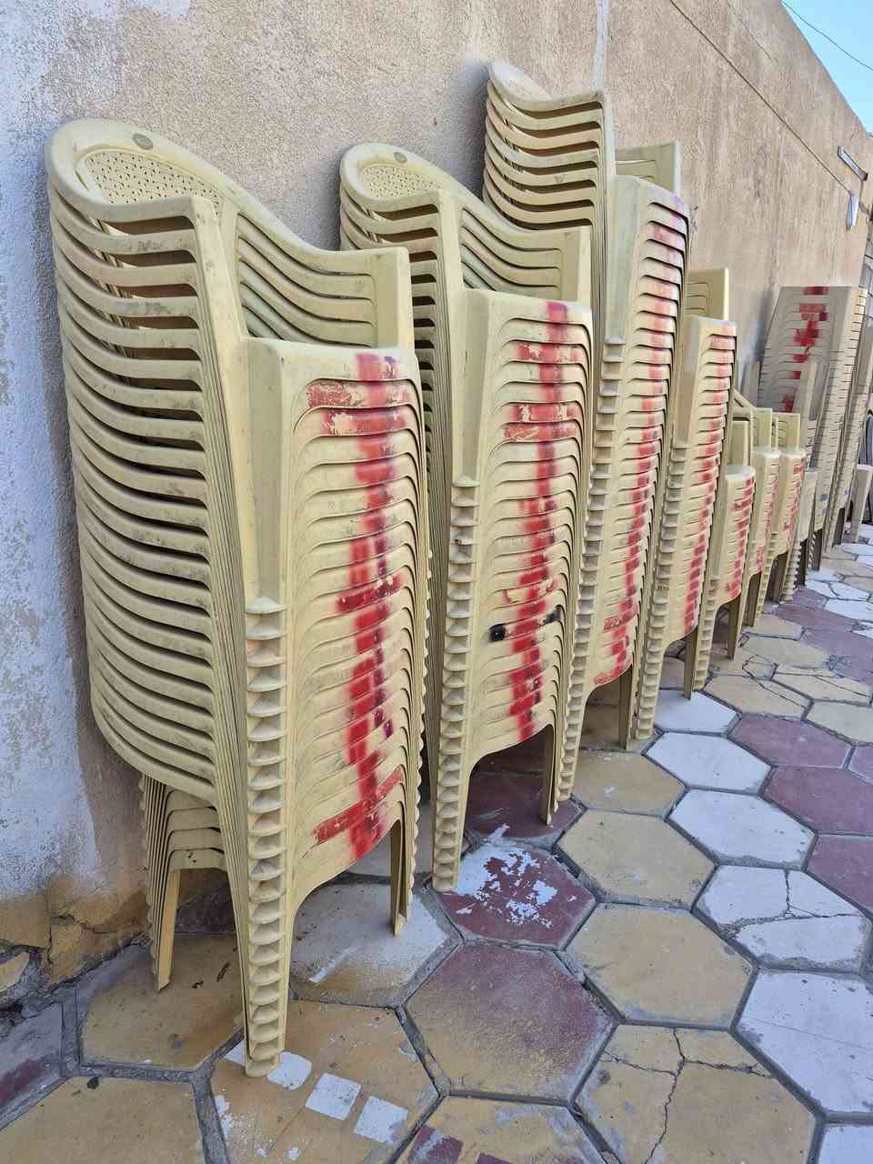 جادر +كراسي + طبلات البيع
***********

