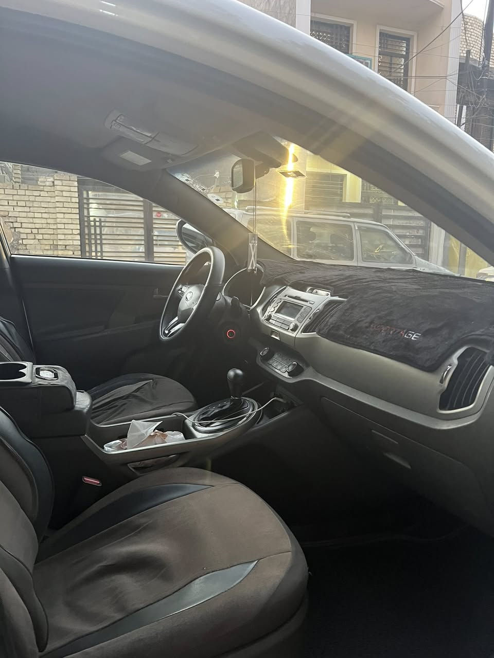 السلام عليكم
كيا سبورتاج 2013 للبيع السياره خليجيه مكفوله من المكينه والكير ماشيه 199،000 كم قطعه وحده صبغ بالصندوك + بيهه ضربه بالصندوك 
محرك 2.0 

مري شفط 

تحكم كشن كهرباء 

تخم تايرات جديد 

دوشمه جديده بس بعدني مشادهه 

مكان السياره بغداد العامريه 

الرقم للتواصل *********** 

مموجود ماسنجر فقط واتساب
